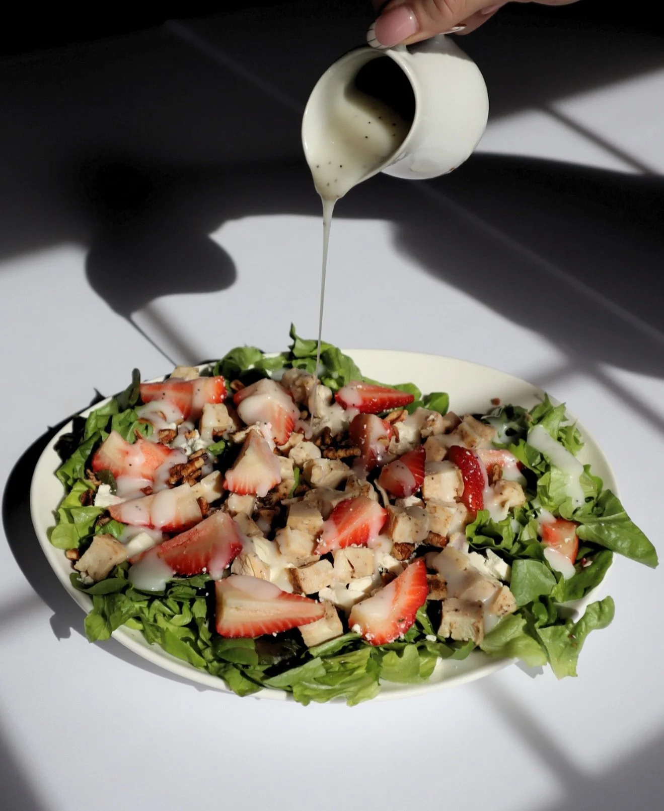 Enjoy our seasonal &ldquo;Summer Berry&rdquo; salad made with lettuce, spinach, feta cheese, bacon , chicken, pecans and fresh strawberries 🍓

#strawberrysalad #strawberry #gingerhouse