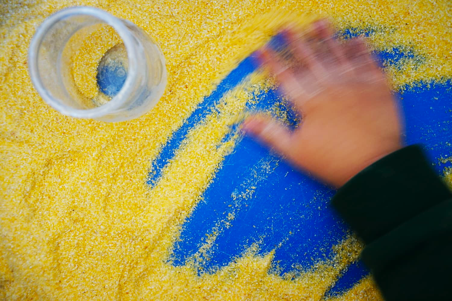 Bambino Montessori che gioca con la sabbia