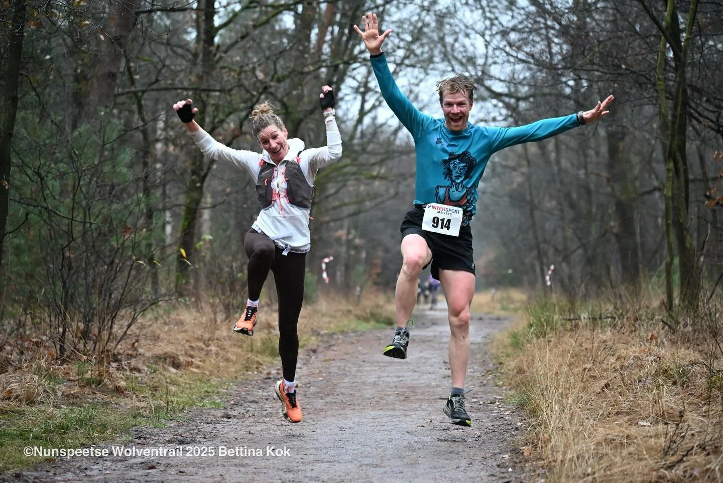 Als vaste fotograaf voor Running Nunspeet mocht ik ook afgelopen weekend weer genieten van de Nunspeetse Wolventrail. Wat waren de lopers fanatiek.

Wat een geweldige editie! 🌲🔥
De perfecte combinatie van uitdaging, sfeer en schitterende trails maa