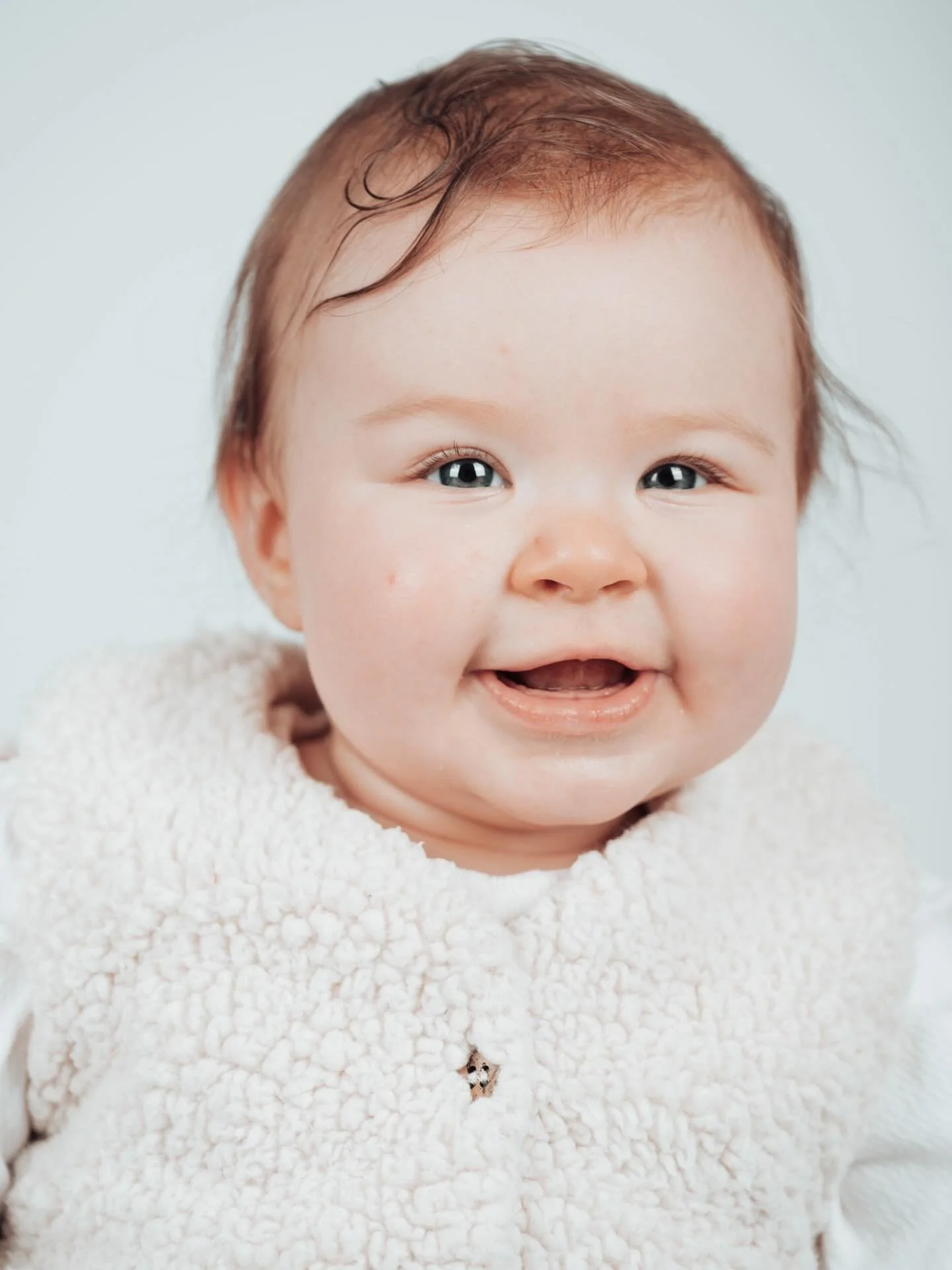 Elke glimlach vertelt een verhaal 🤍
Met een kinderportret leggen we de puurheid, energie en persoonlijkheid vast. Precies zoals jouw kind is.

📸 Kinderportret door Multiped Media, kijk op de website voor de mogelijkheden

#kinderportret #portretfot