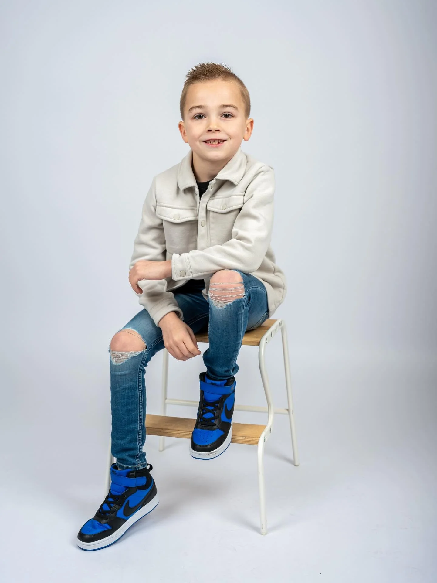 Stoer 🤍
Deze knappe bink stond voor de 2e keer voor mijn lens 📸
Wat blijft dit toch een feestje!
Altijd gezellig kletsen over gamen, papa&hellip; en hij weet elke keer weer een lach op mijn gezicht te toveren 

#kinderfotografie #kinderportret #fot