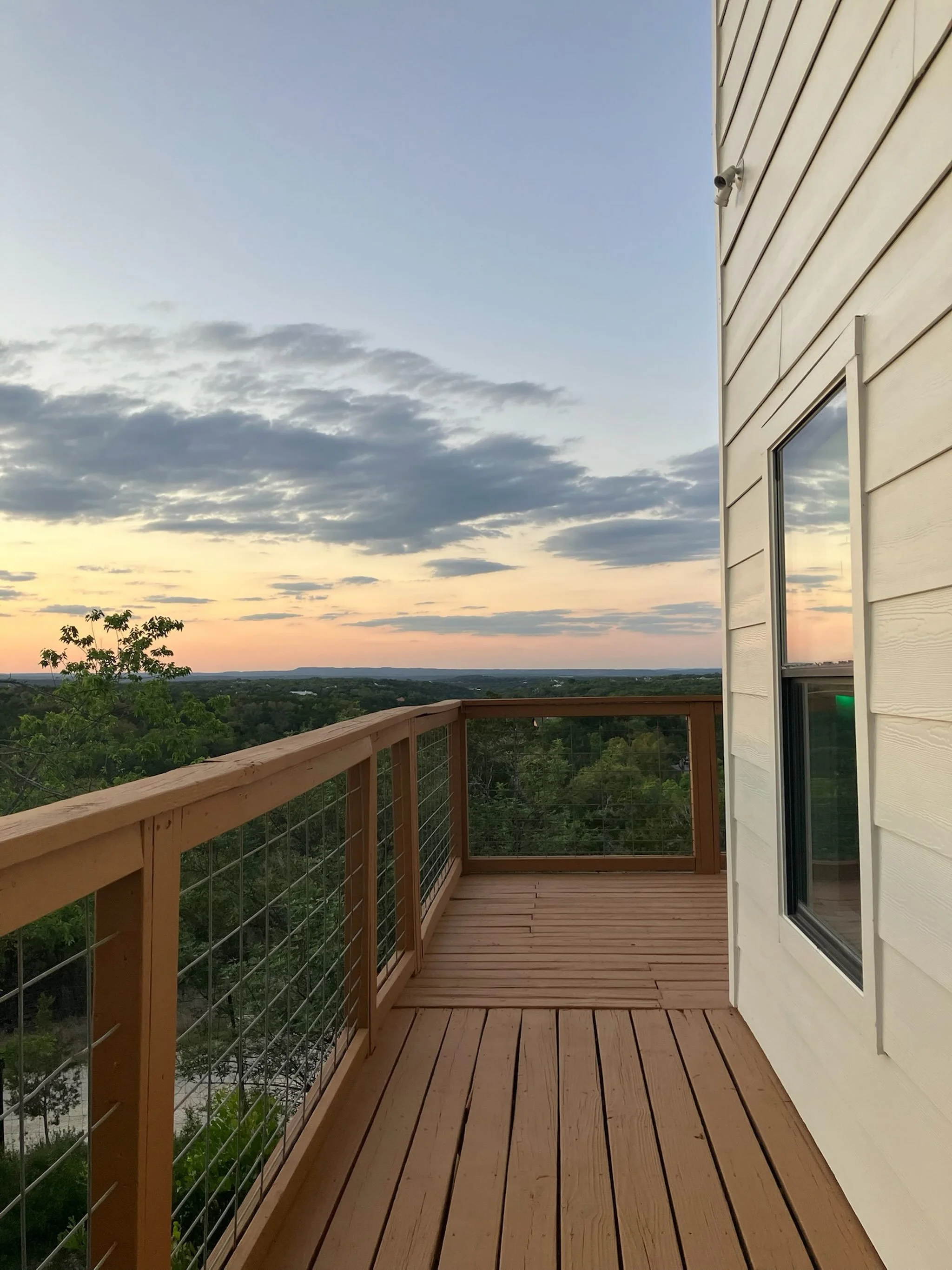 Our founder created a Longhorn colored house to celebrate her Texas undergrad roots. As we kick off the fall football season, Tranquilo House is the perfect choice for a more relaxed venue to watch the games with friends and family - or an excellent 
