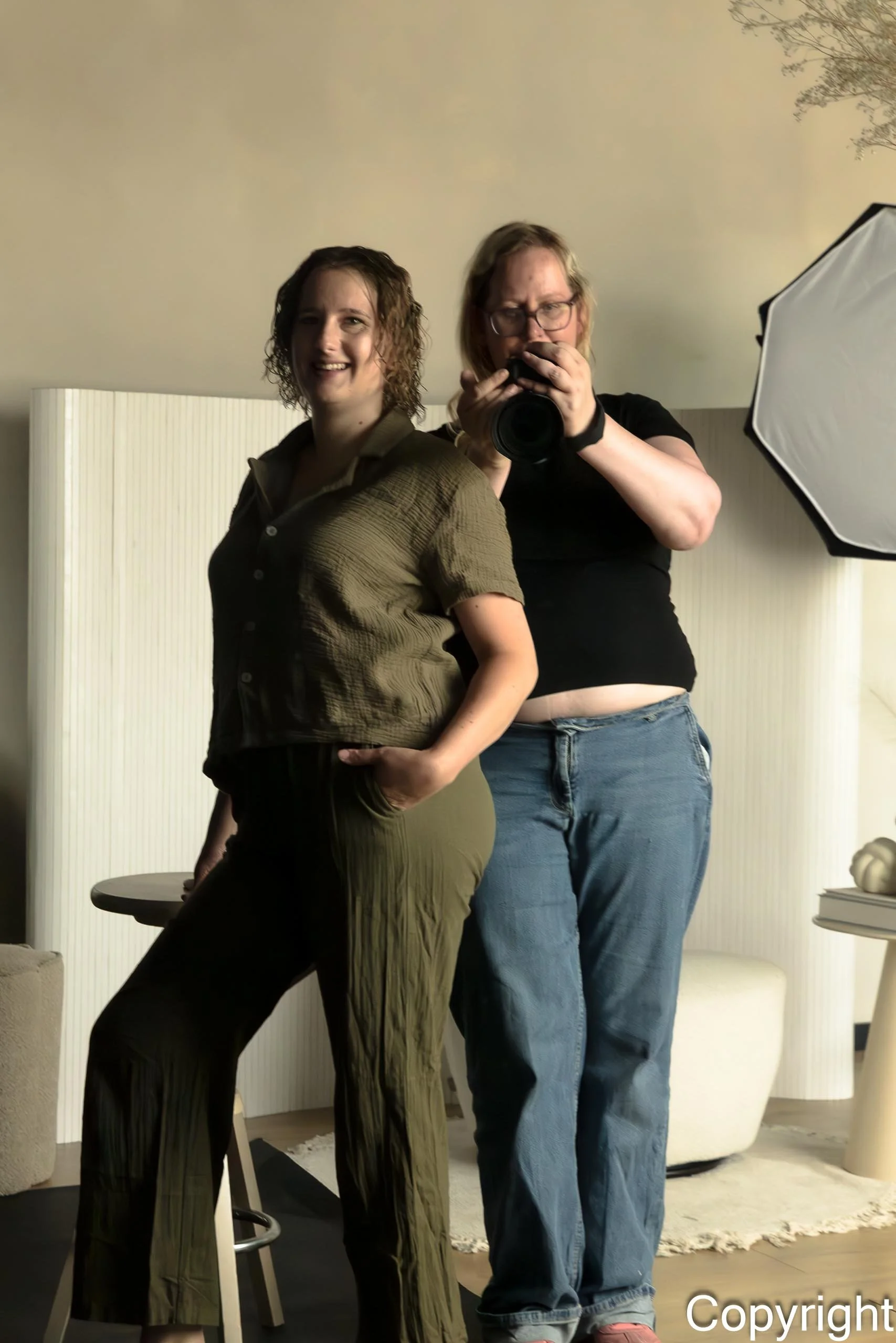 Ongeposeerd moment tussen twee mensen tijdens een fotoshoot, vastgelegd in natuurlijke sfeer door fotograaf Daphne Boer.