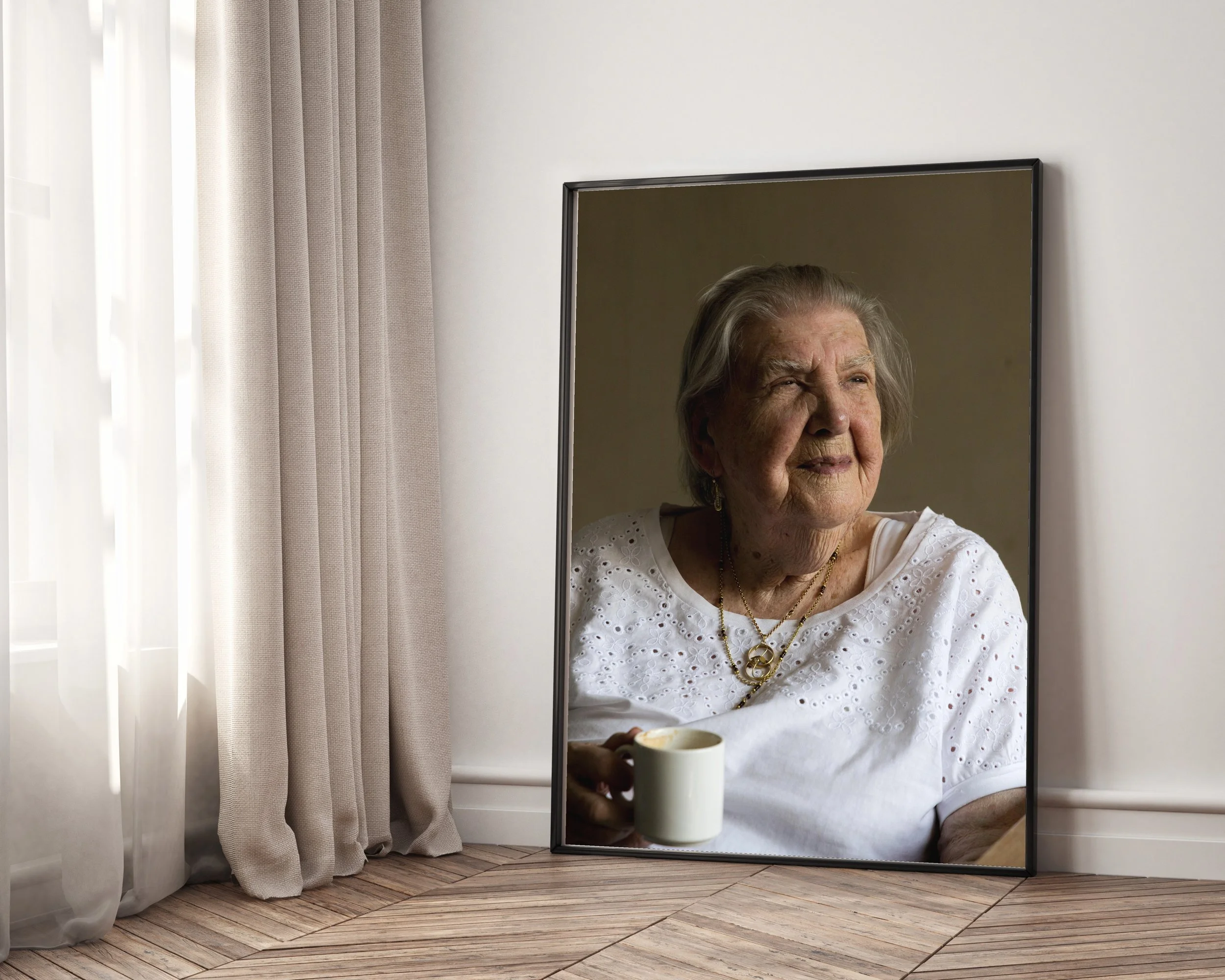 Authentiek portret van een oudere vrouw, thuis gefotografeerd in daglicht, een voorbeeld van Daphne Boer's stijl van fotograferen zoals mensen écht zijn."