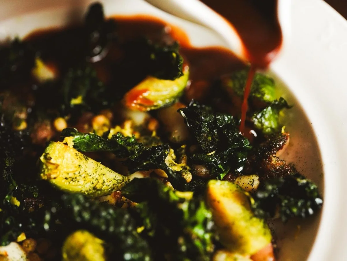 Zuppa contemporanea.
Legumi e cavolo lavorati con precisione: ogni ingrediente al punto di cottura perfetto💣