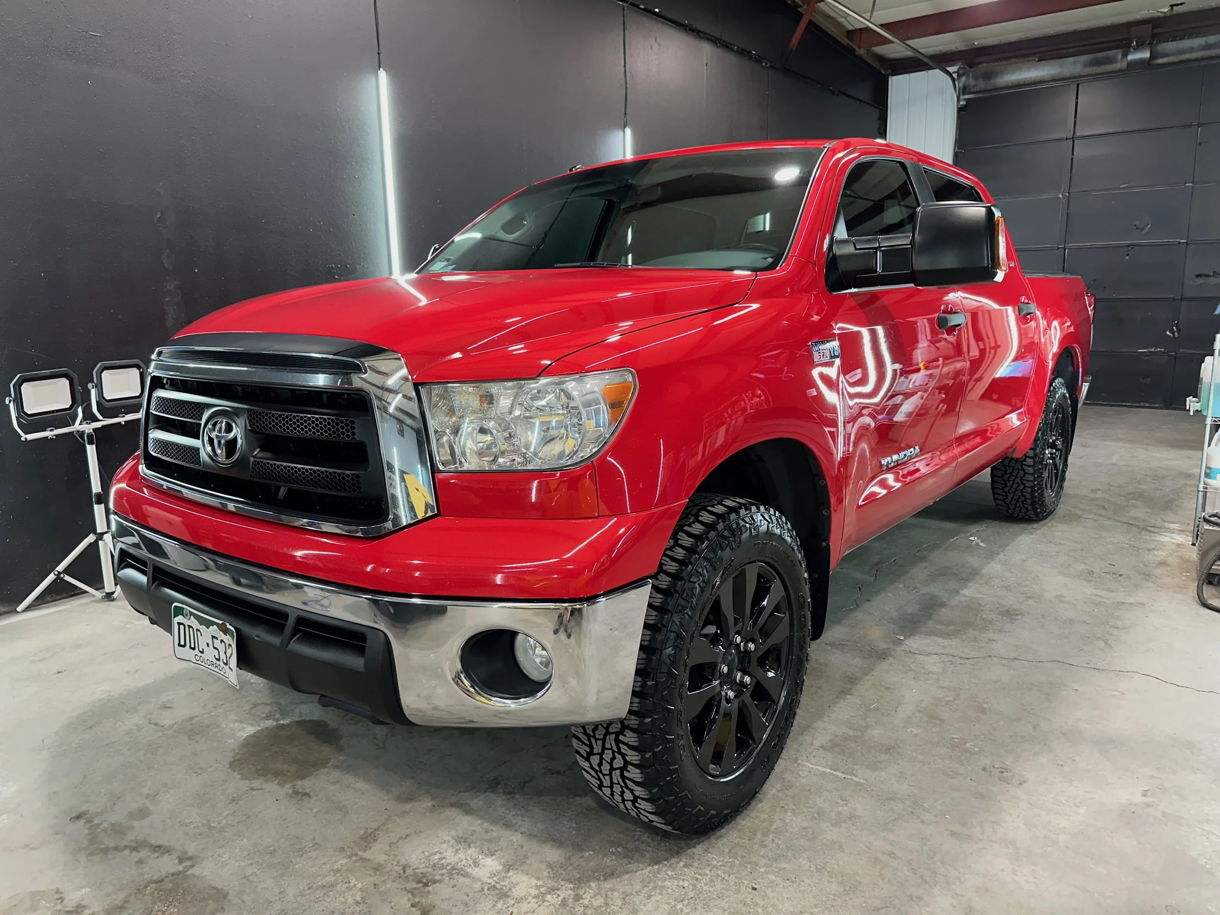 SIGNATURE INTERIOR/EXTERIOR DETAIL