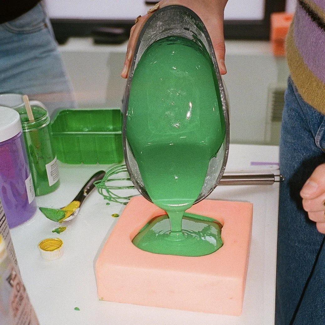 Le mélange de plâtre coloré est versé dans un moule en silicone créé par Ecke.