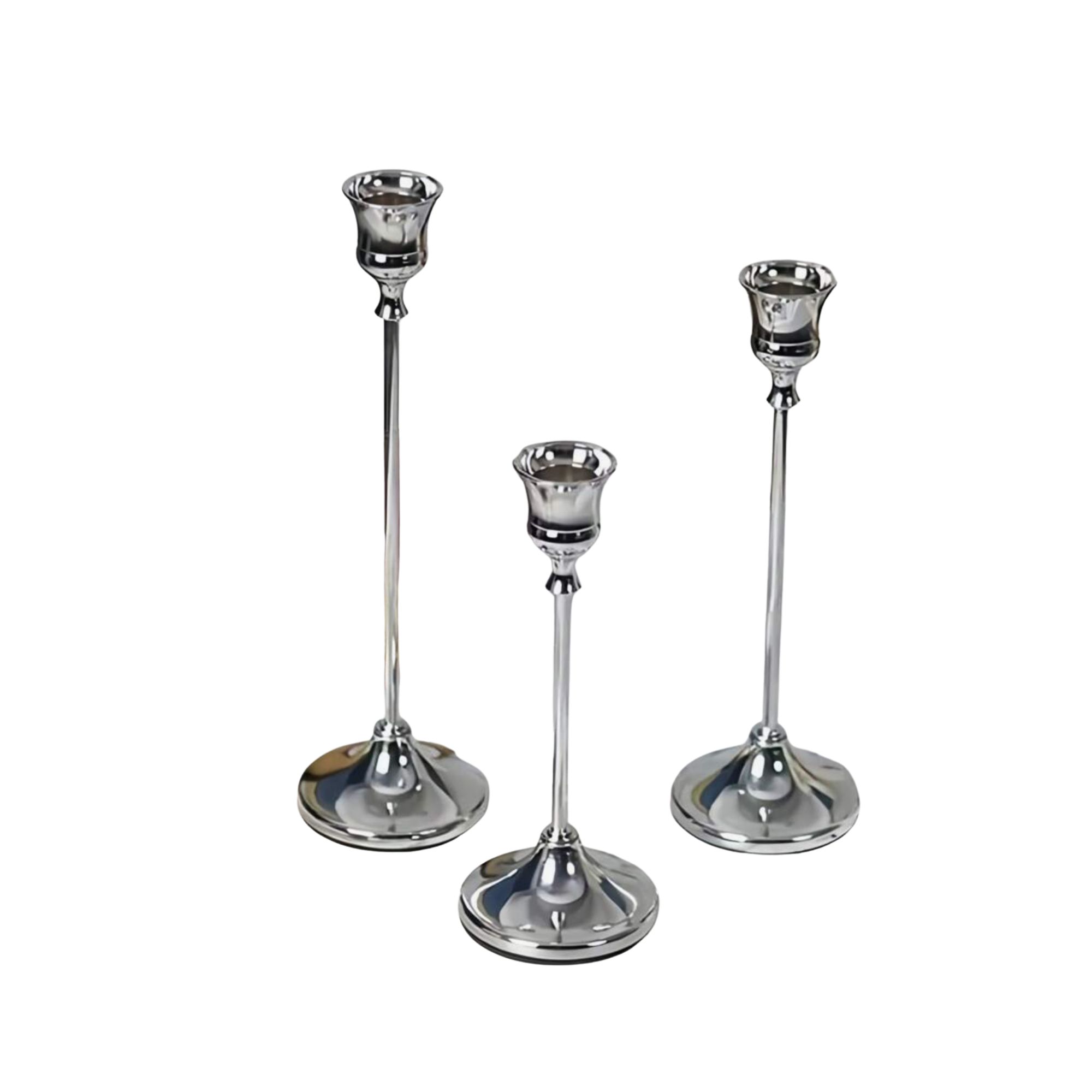 Candelabros de metal plateado con base redonda, de diferentes alturas, colocados sobre fondo negro.