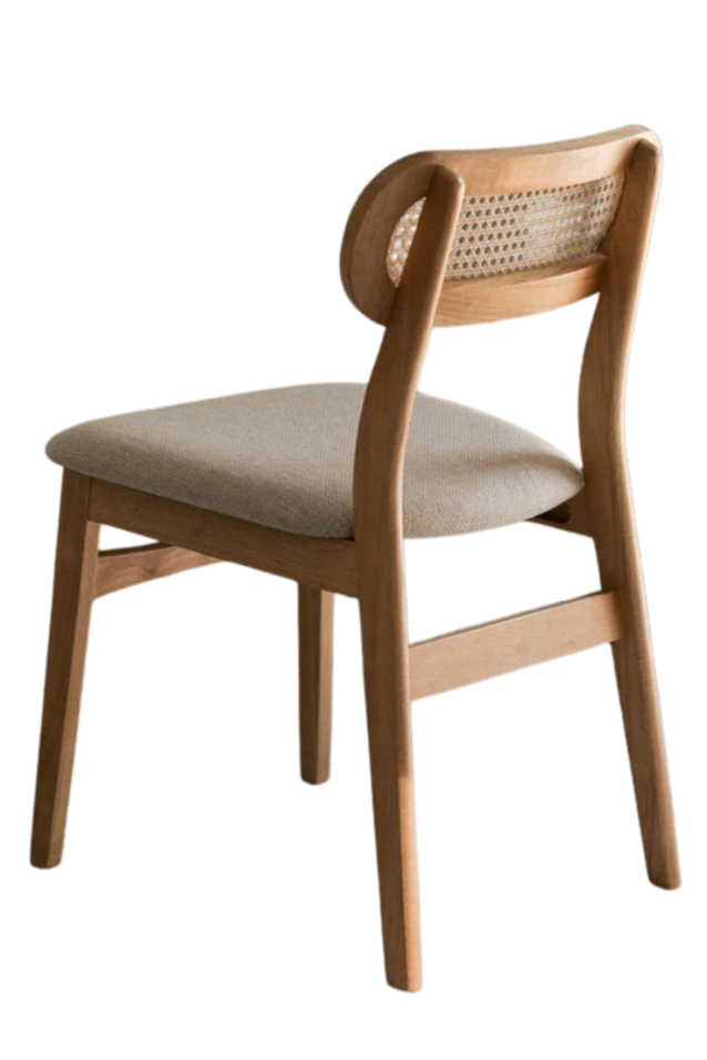 Silla de madera con asiento acolchado beige y respaldo de madera con diseño de cestería