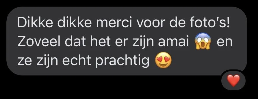 Een screenshot van een bericht met een bedankje voor de foto's, waarin wordt gezegd dat er zoveel zijn dat ze bijna niet te geloven zijn, met emoji's van een geschokt gezicht en een hartje met een smoel.