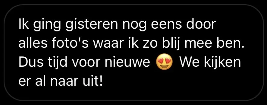 Een screenshot van een Instagram-verhaal met een witte achtergrond en zwarte tekst waarin wordt gesproken over het bekijken van foto's en een emoji met verliefde ogen.