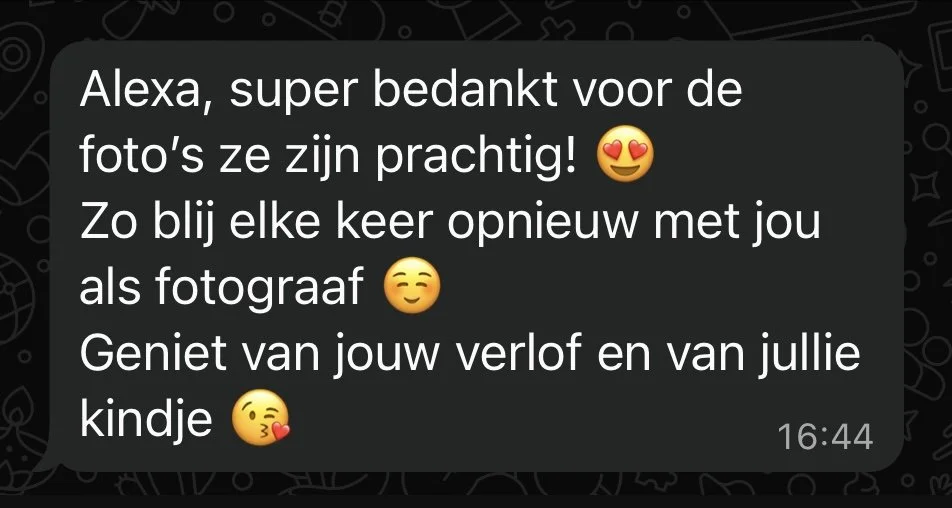 Screenshot van een bericht met dank en complimenten voor een fotograaf, inclusief emojis.