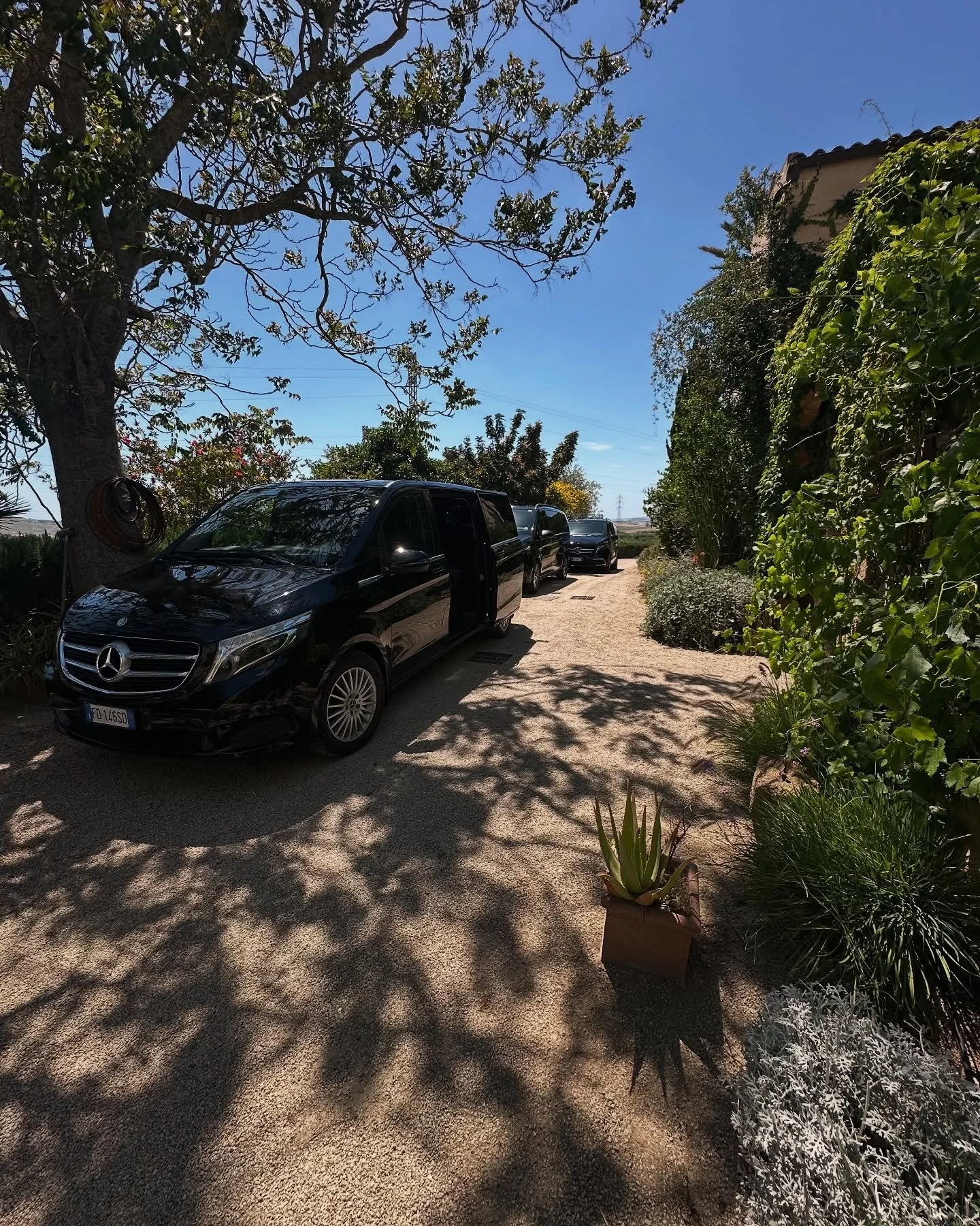 🚐 Oggi il nostro viaggio on the road in Sicilia ci porta ad ammirare la maestosit&agrave; della Valle dei Templi di Agrigento! Un tuffo nella storia e nella bellezza di questo sito archeologico incredibile. Seguite le nostre avventure per scoprire l