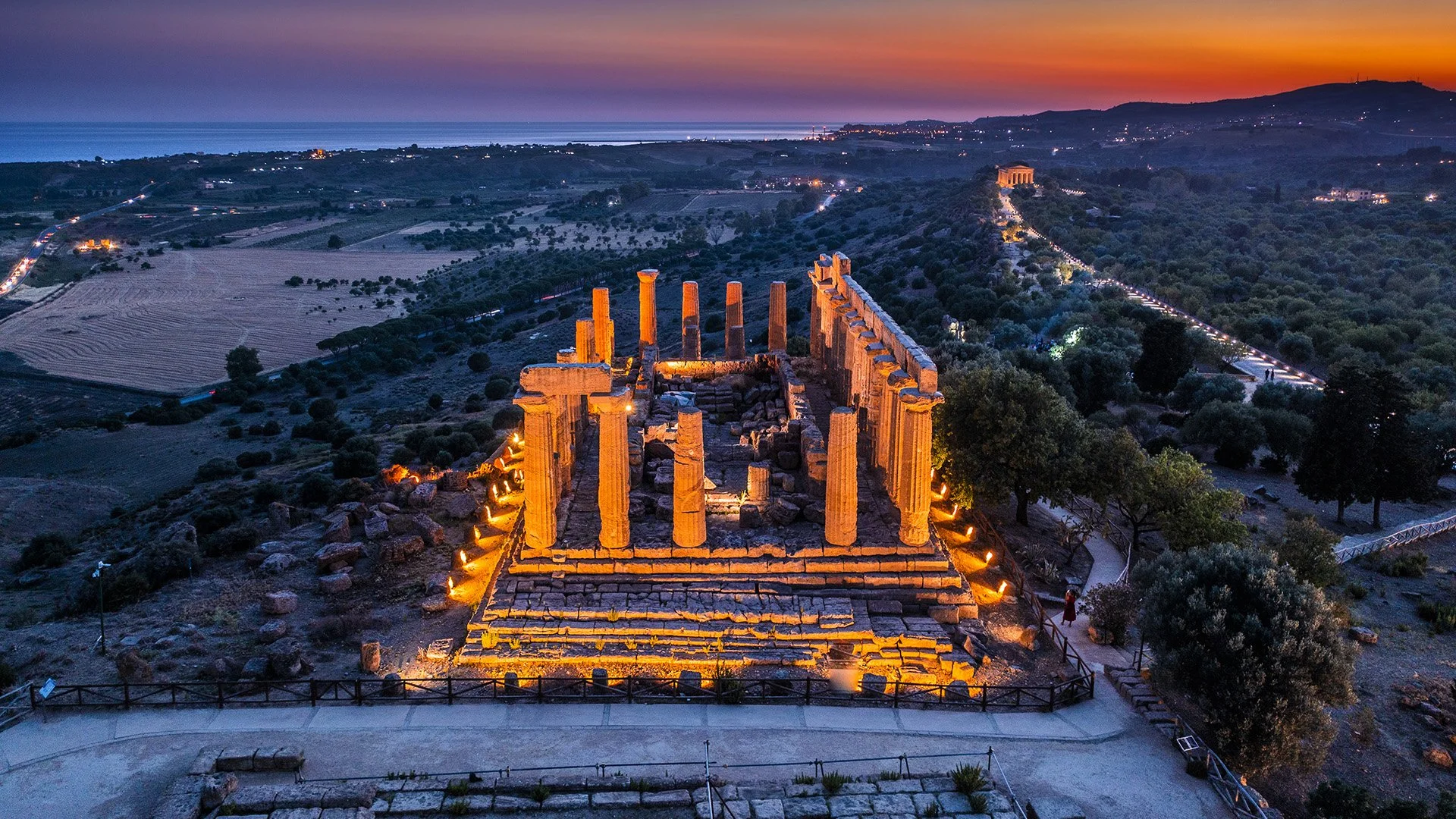 Tempio-di-Giunone-è-un-tempio-greco-dellantica-città-di-Akragas-sito-nella-Valle-dei-Templi-di-Agrigento..jpg