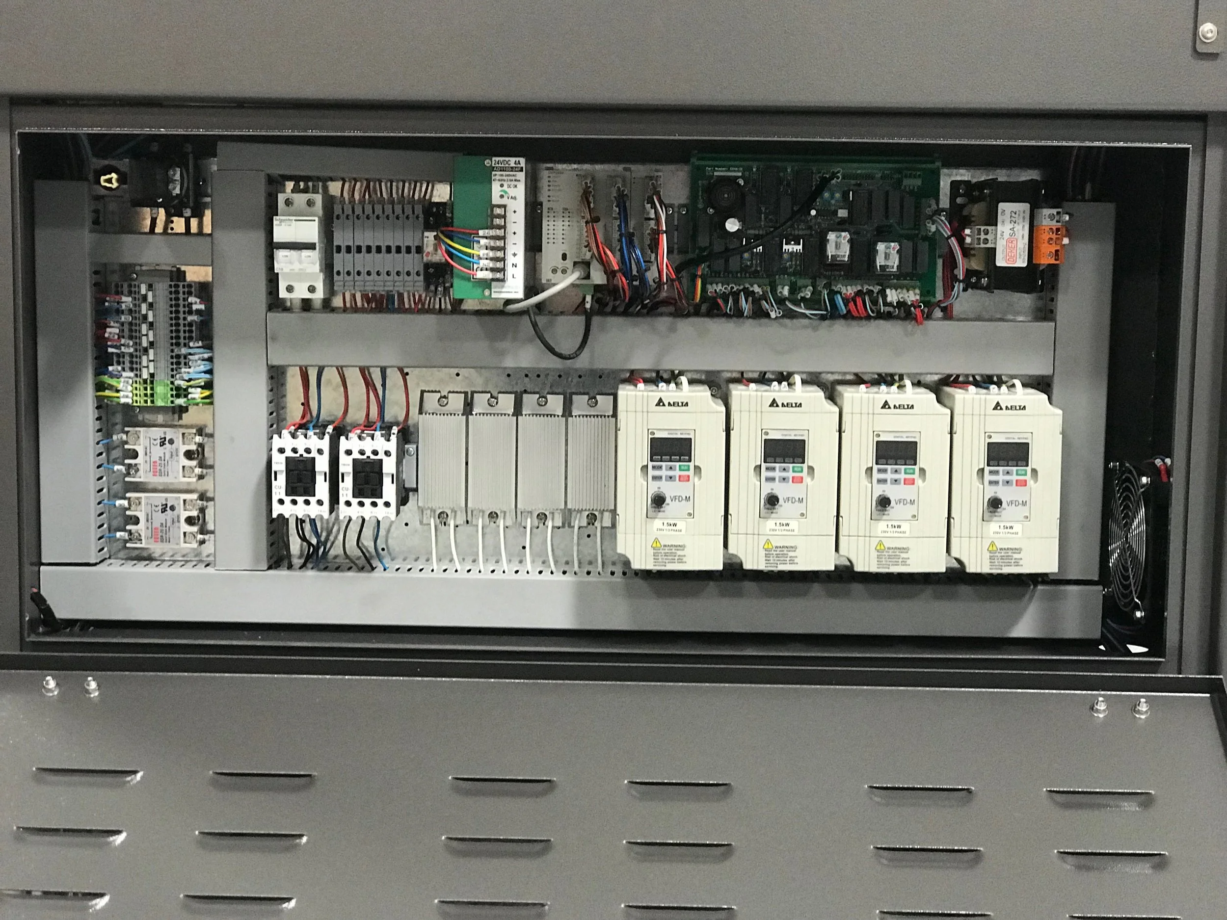 5600 Elec pannel.JPG