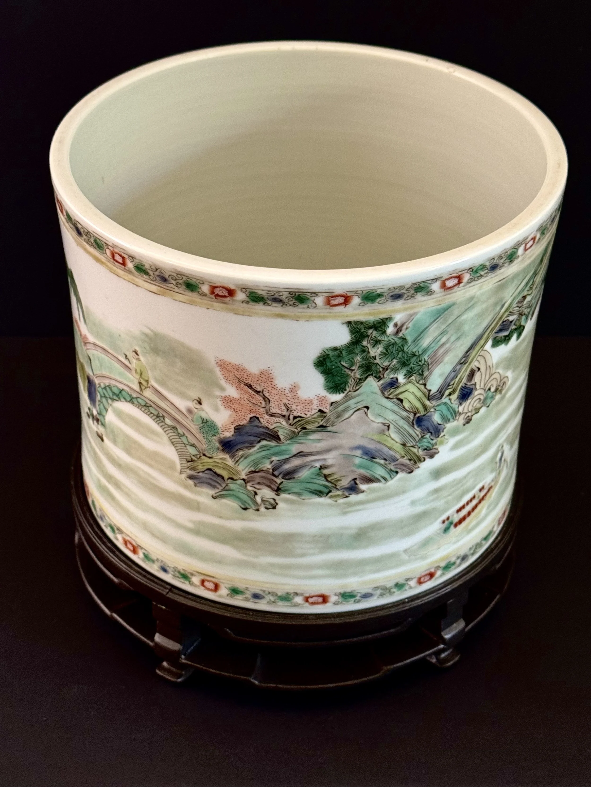 A Chinese Family Verte Porcelain Brushpot. Qing Dynasty.