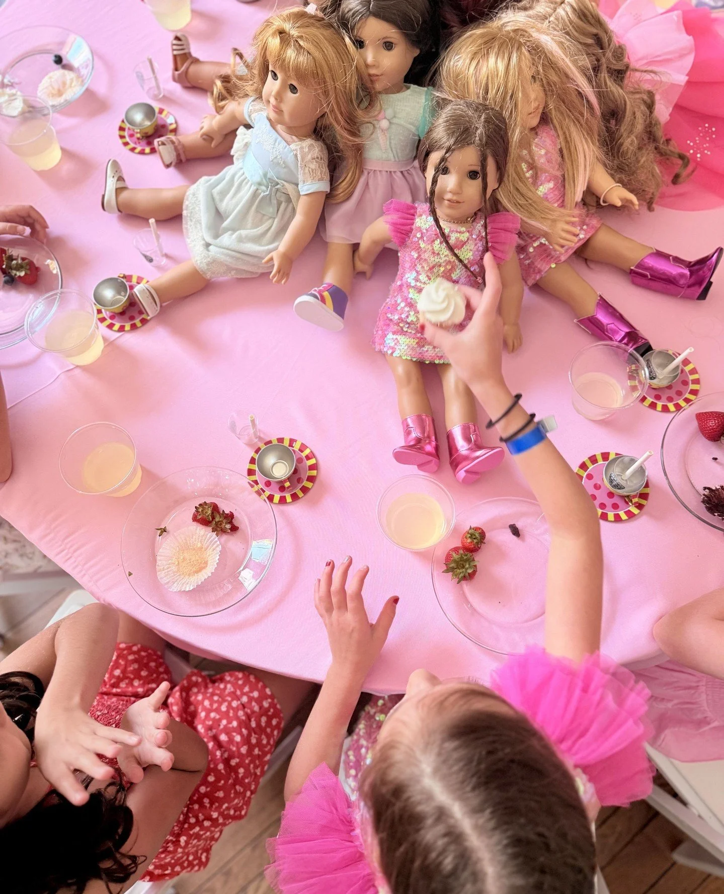 🎀✨ It&rsquo;s back! Our favorite tea parties, doll adventures, and all the make-believe magic you love &mdash; American Girl Doll Camp is returning this summer! 🫖👒💛⁠
⁠
From choosing the perfect doll outfits 👗 to adorable hairstyles 👱&zwj;♀️ and