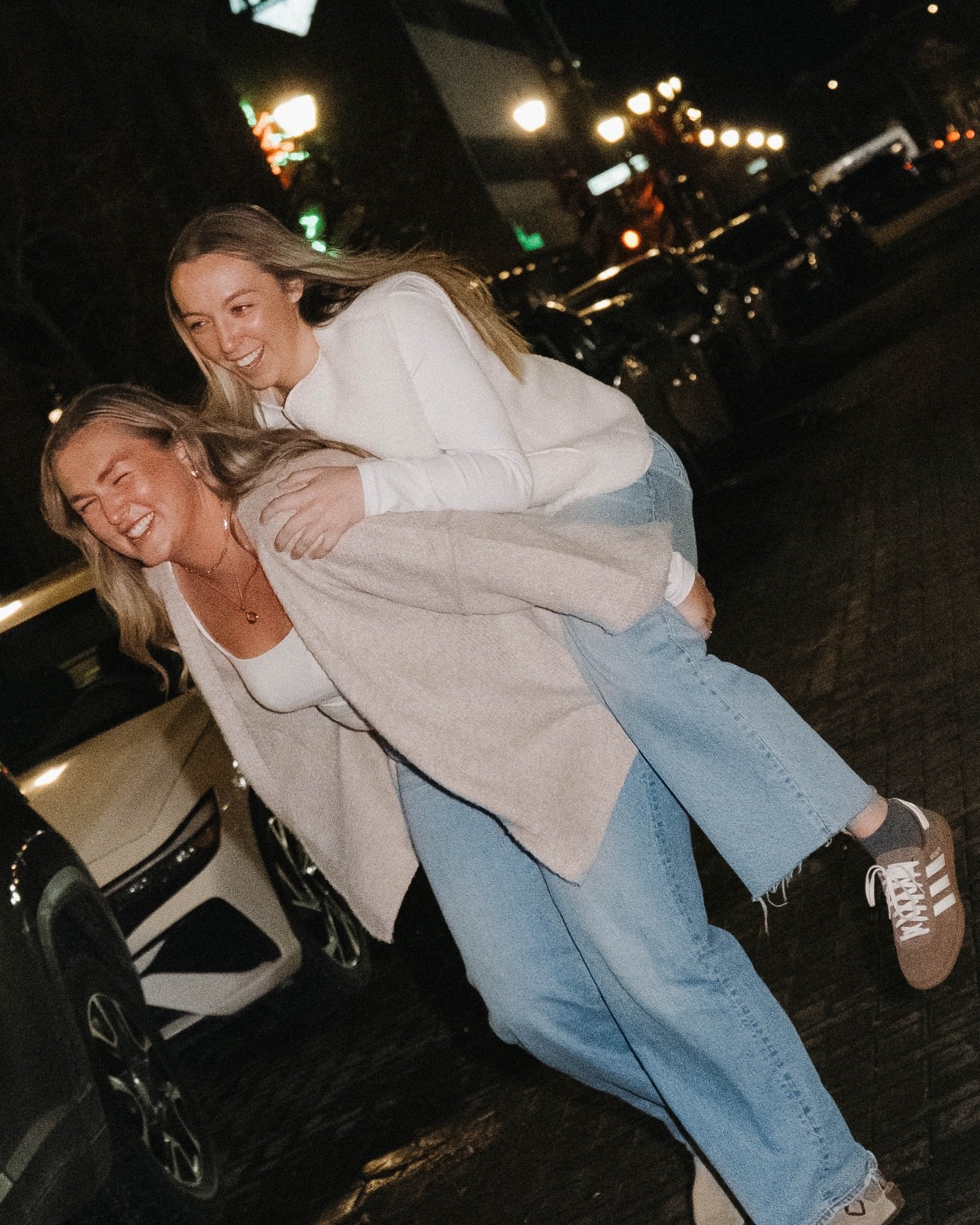 Last shoot of the year is in the books! Downtown Syracuse was the perfect backdrop with the DeOrdio sisters, and of course, Pausa Coffee's hot chocolate was a must-try, plus the tree was a lovely touch.