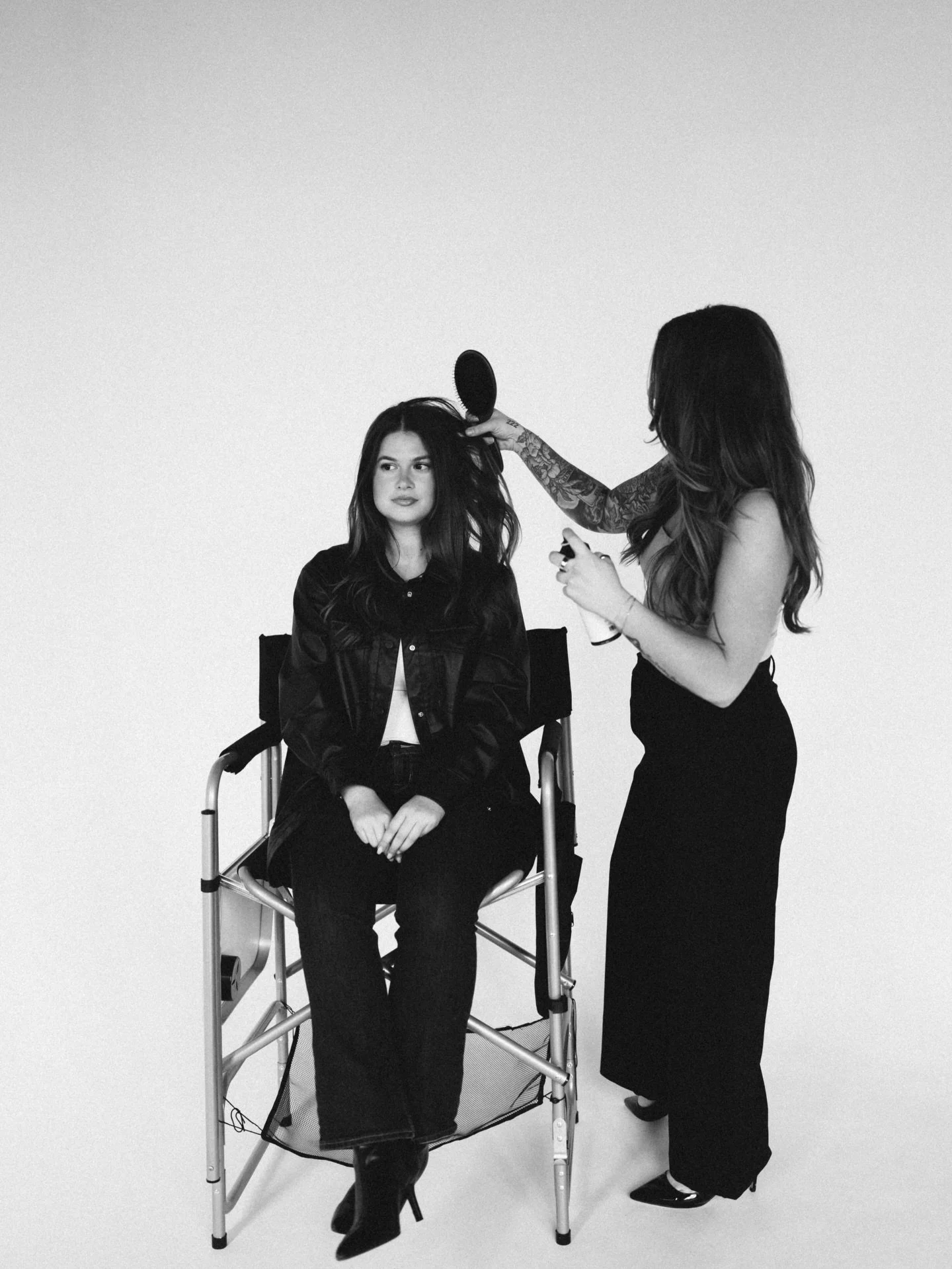 This photoshoot was absolute perfection! Sneak peek alert 👀. Kay absolutely slays - mom life, friendships, running her salon, and makeup expertise 💁🏼&zwj;♀️. Seriously, so impressive!!! Did I mention everything she uses in her salon is clean produ