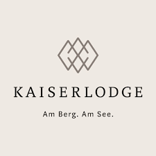 Logo des KaiserLodge Hotels mit dem Schriftzug 'KAISERLODGE' und dem Slogan 'Am Berg. Am See.'