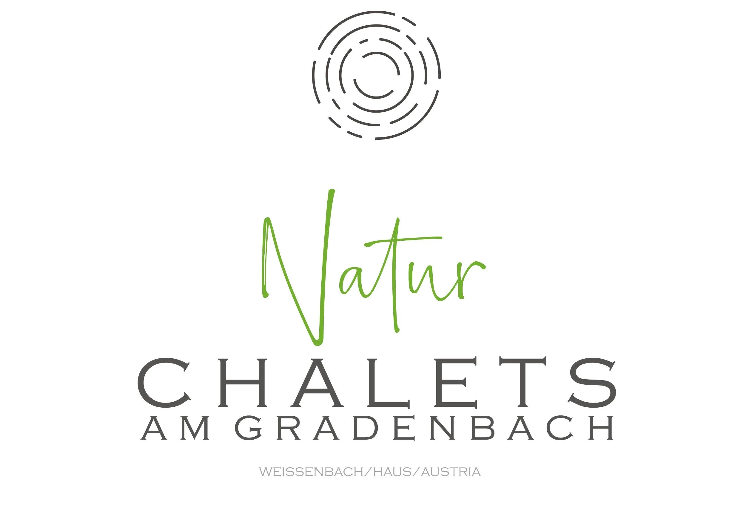 Logo mit einem stilisierten Baumring oben, dem Wort 'Natur' in grüner, handschriftlicher Schrift in der Mitte und 'Chalets am Gadenbach' in schwarzer Serifenschrift darunter, sowie einem Ortshinweis 'Weissenbach/Haus/Austria' am unteren Rand.