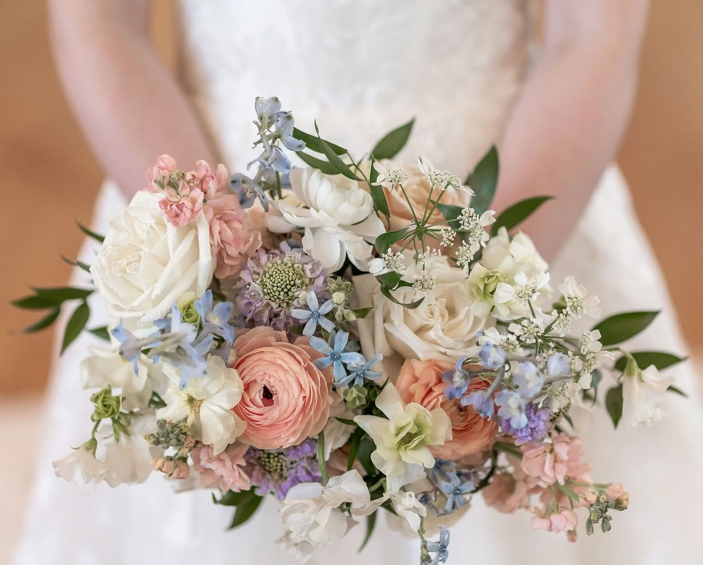 Gloomy days call for photos of bright and cheery bouquets ✨🌸 photo by @alainaabbottphotography