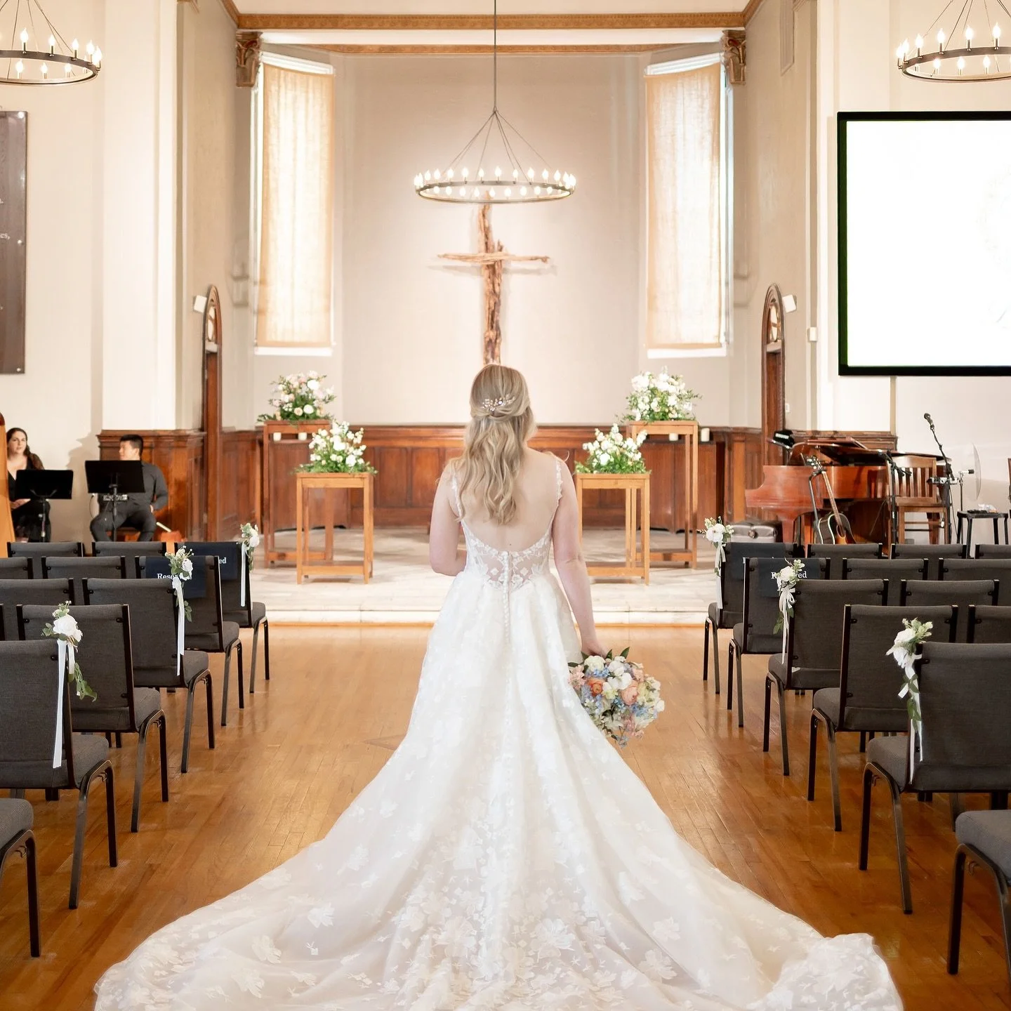 From ceremony ➡️ to reception - I ❤️ when clients can repurpose items! Saves ya money! Photos by @alainaabbottphotography