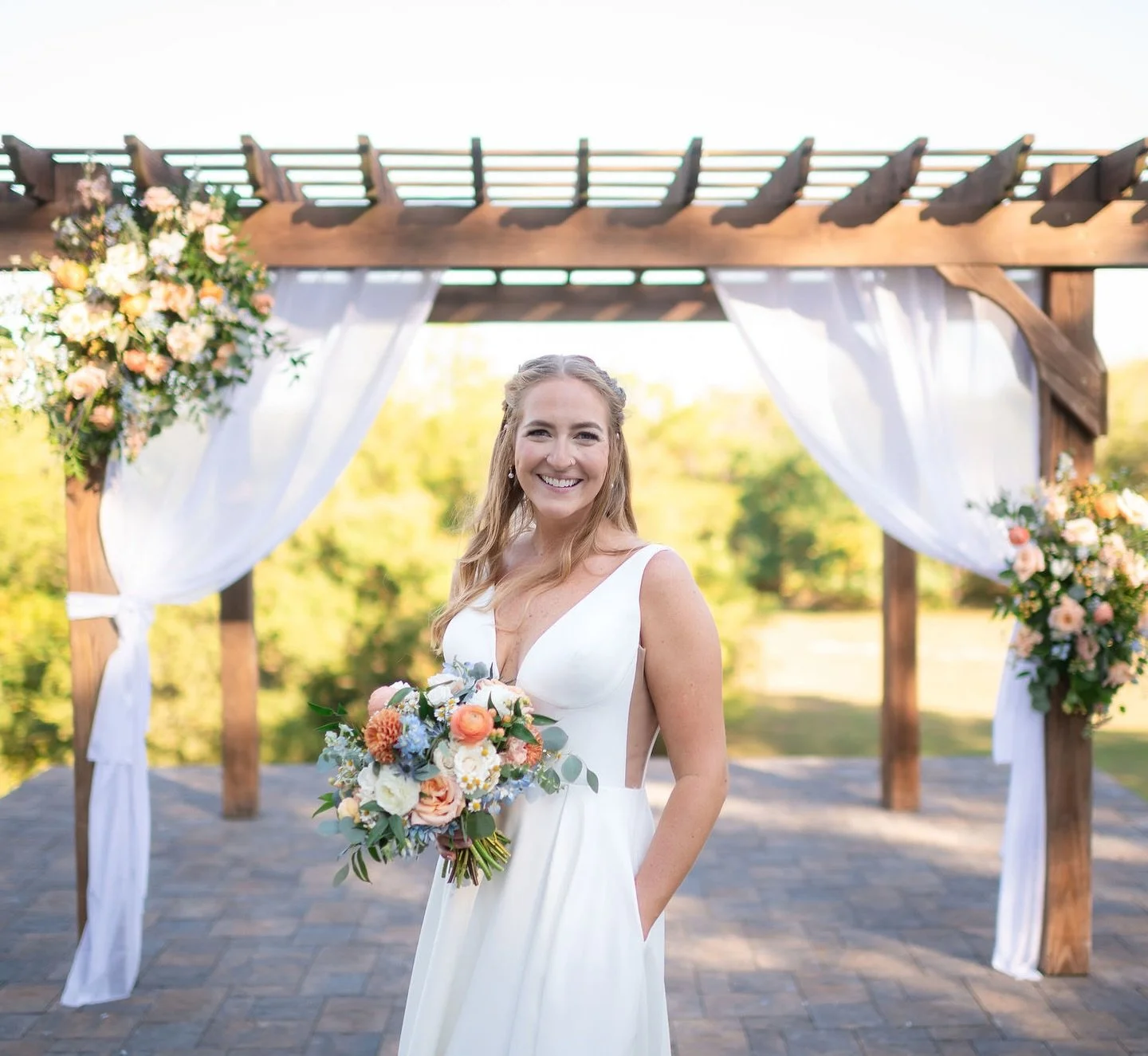 Late summer colorful color palettes 🌅 Jordan was one of those (amazing) clients who said &ldquo;do your thing I trust you&rdquo;! We ❤️ to hear it !! Loved doing this one at my home venue, @thepickinn (photo courtesy of @sowingcloverphoto )