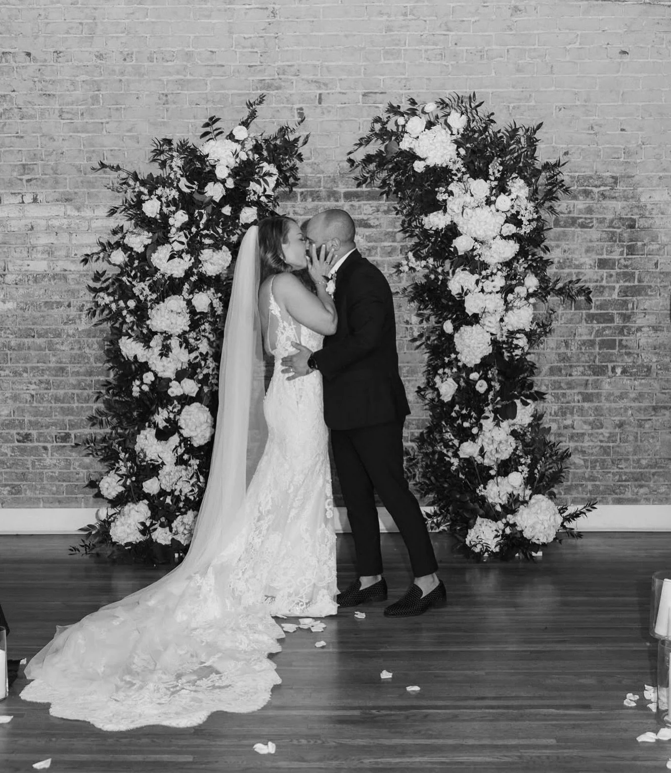 B+W photos are so classic 🤍 the BTS broken arch video got lots of traction on the feed so here&rsquo;s the after photo! Loved creating this beautiful ceremony backdrop at @emeraldunionevents - going to try and share more client photos this year! If 