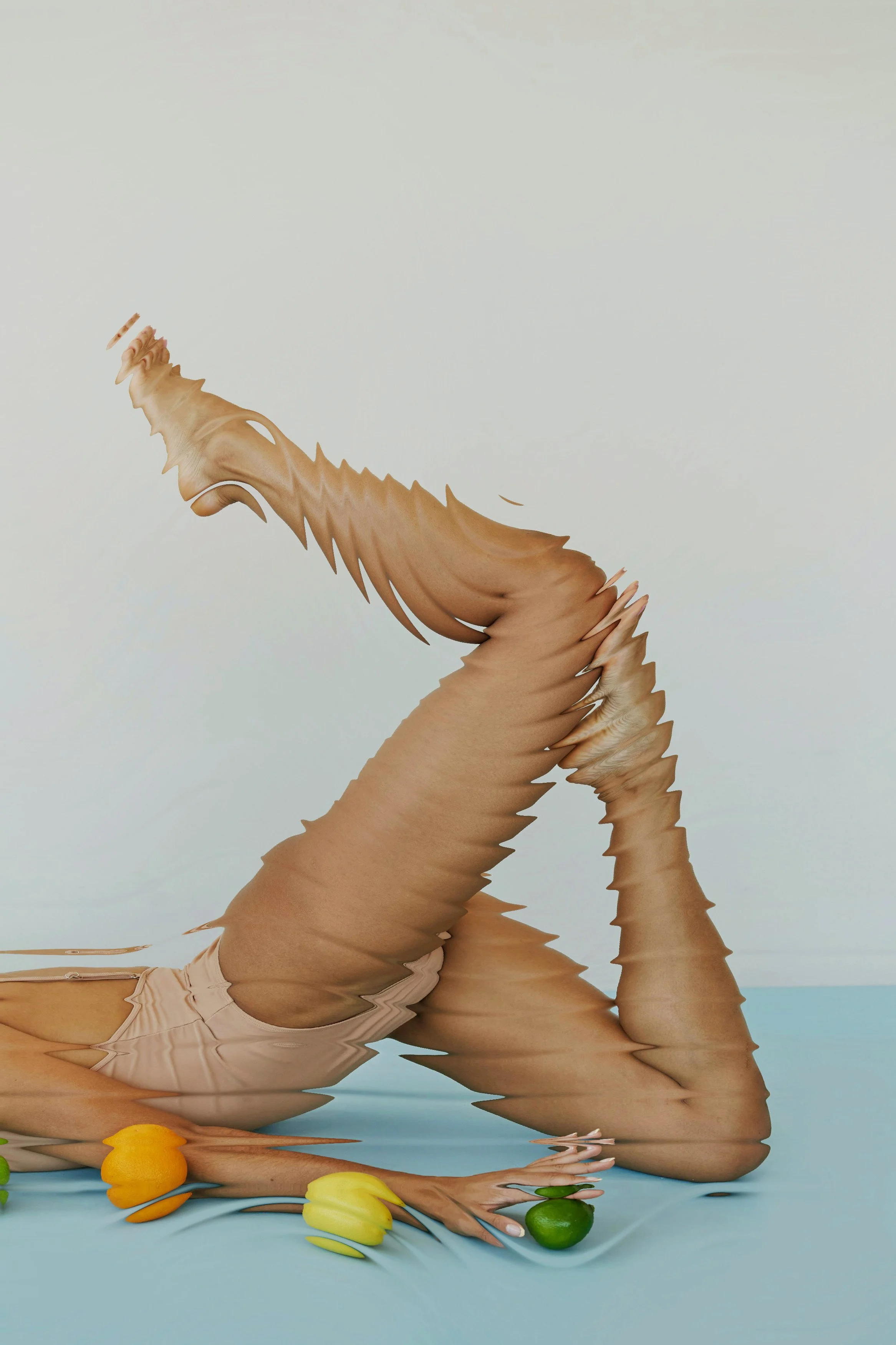 Abstrakte, menschliche Figur mit gestreckten Armen, umgeben von bunten Früchten, auf blauem Hintergrund.