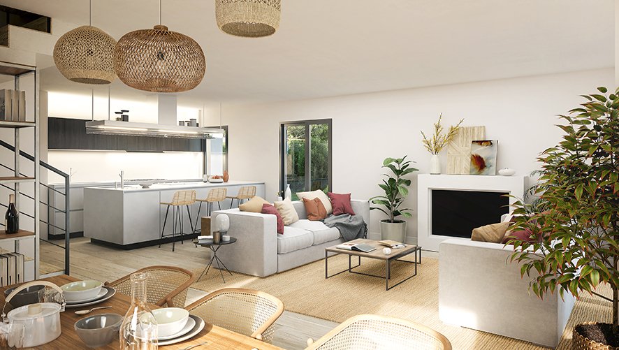 Sala de estar moderna con sillones blancos, mesa de centro y televisión, cocina en fondo con barra y bancos de madera, y decoración con plantas y cuadros, en estilo minimalista y luminoso.