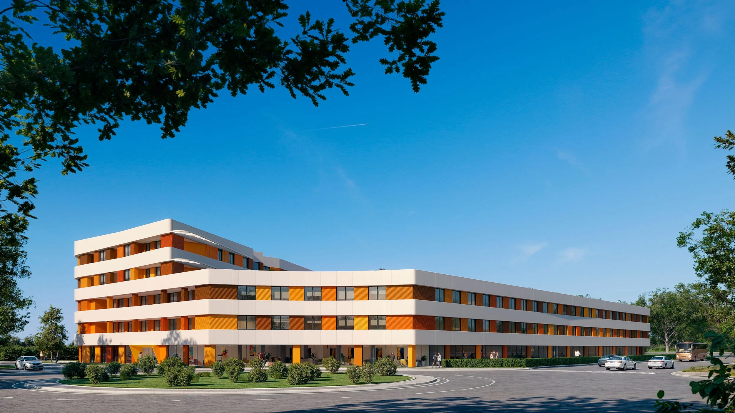 Edificio moderno de varios pisos con ventanas y fachadas blancas y naranjas, rodeado de un área de césped, árboles y un parqueo con autos y un autobús, bajo un cielo despejado.