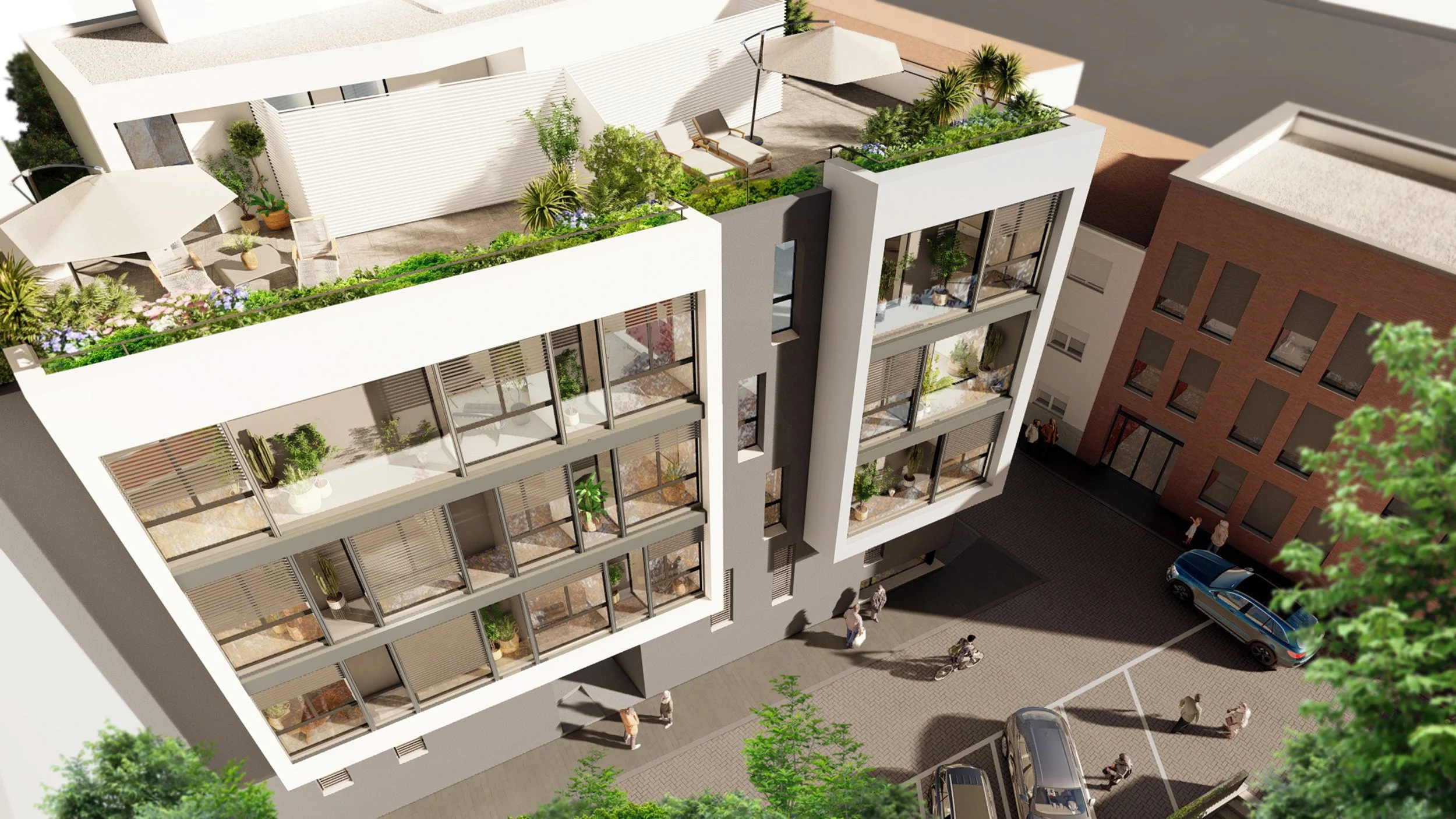 Vista aérea de un edificio moderno de apartamentos con terrazas con plantas y mobiliario de exterior, área de estacionamiento con varios autos y personas caminando.