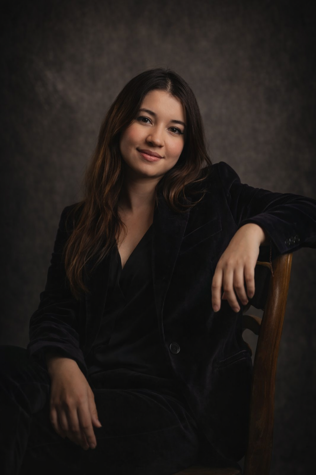 Mónica Cienfuegos está sentada en una silla