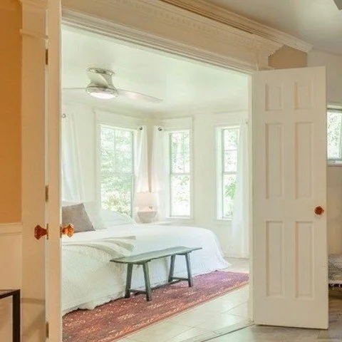 A day at Luna 🌙 looks a little like this&hellip;

☀️ slow mornings watching the sunrise
🌲 afternoon creek walks + fresh air moments
🔥 cozy nights gathered around the fire pit

Simple days. Intentional time. Memories that feel a little slower and a