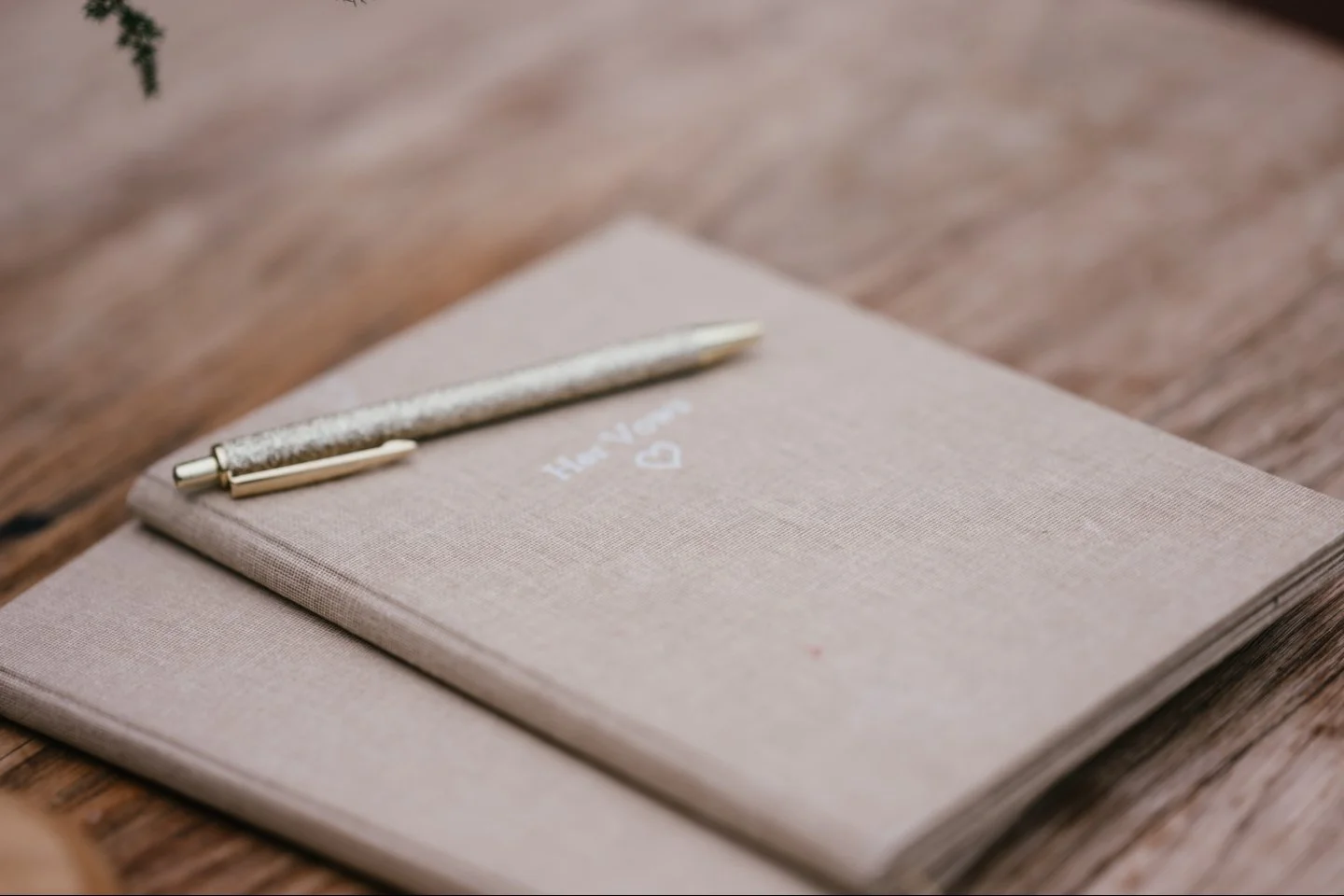 Zeggen waarom je hier staat ✨

Een bruiloft is z&oacute; persoonlijk. Bomvol jullie liefde en verhaal. En daar mag alles in bestaan. Ook hoe jullie die liefde uitspreken naar elkaar.

Bijvoorbeeld door geloftes. Waarin je aan elkaar onder woorden bre