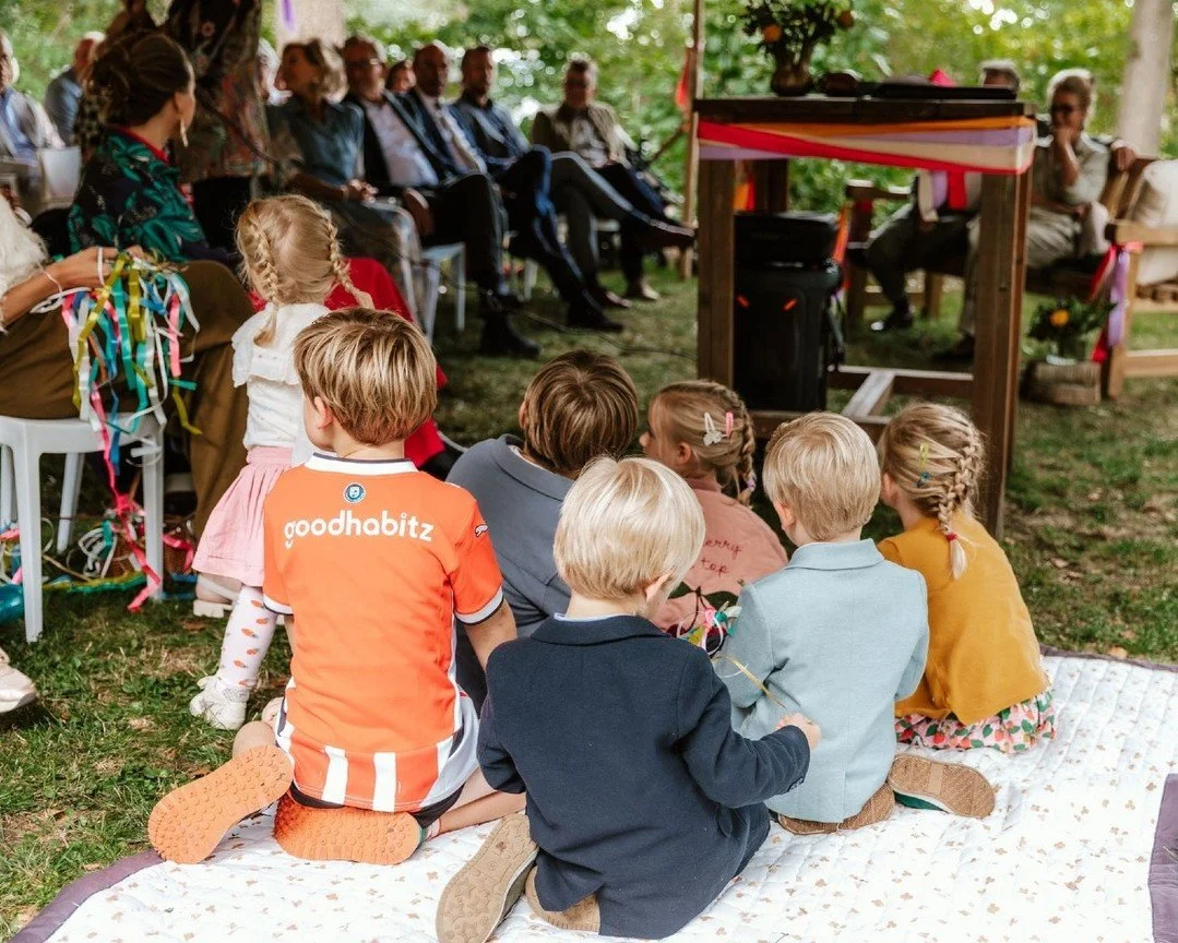 Kids aanwezig op de bruiloft? Uitdaging, of juist leuk?

Als je het mij vraagt; leuk! Ze zorgen voor luchtigheid en een onverwachte opmerking of grap. 
Maar ja, een uur kan lang zijn voor de kids, dus natuurlijk kan dat soms een uitdaging zijn. Maar 