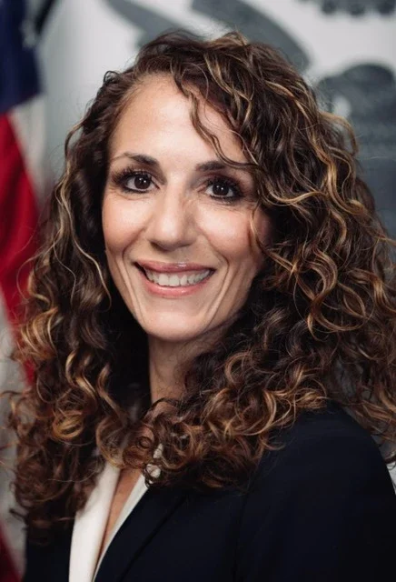 Elizabeth Weiburg, LMHC, associate therapist at My AP Therapy, smiling and offering warm, collaborative care for clients managing anxiety and stress in New York.