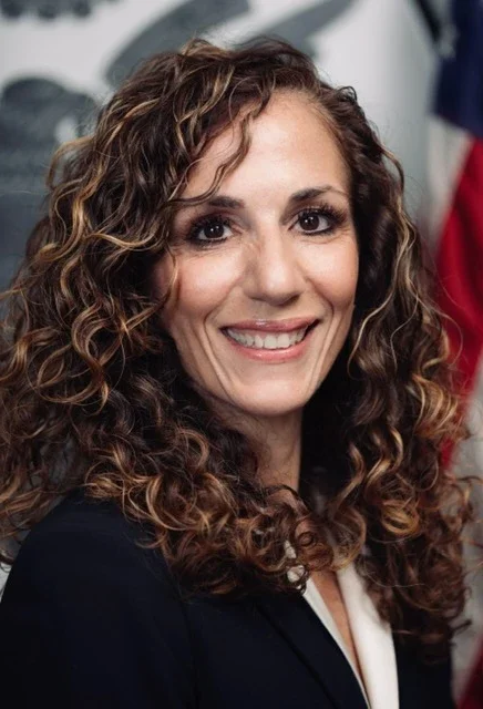 Portrait of Elizabeth Weiburg, LMHC — a warm, compassionate anxiety and relationship therapist based in New York.