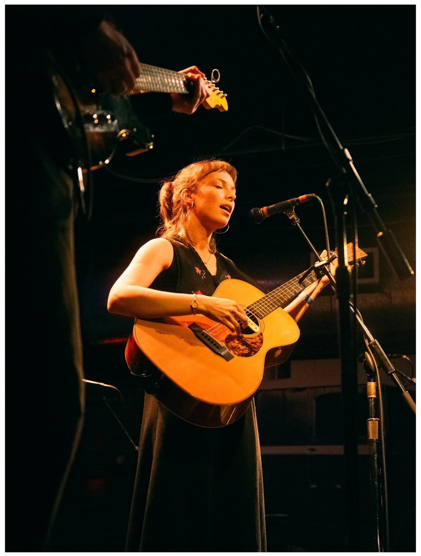 Sweet melodies from @naimabock and company at the tractor 🤠 

&mdash;Live music photography is something I&rsquo;d really like to pursue moving forward, and these early opportunities feel very special. Music has always been such a core aspect of my 