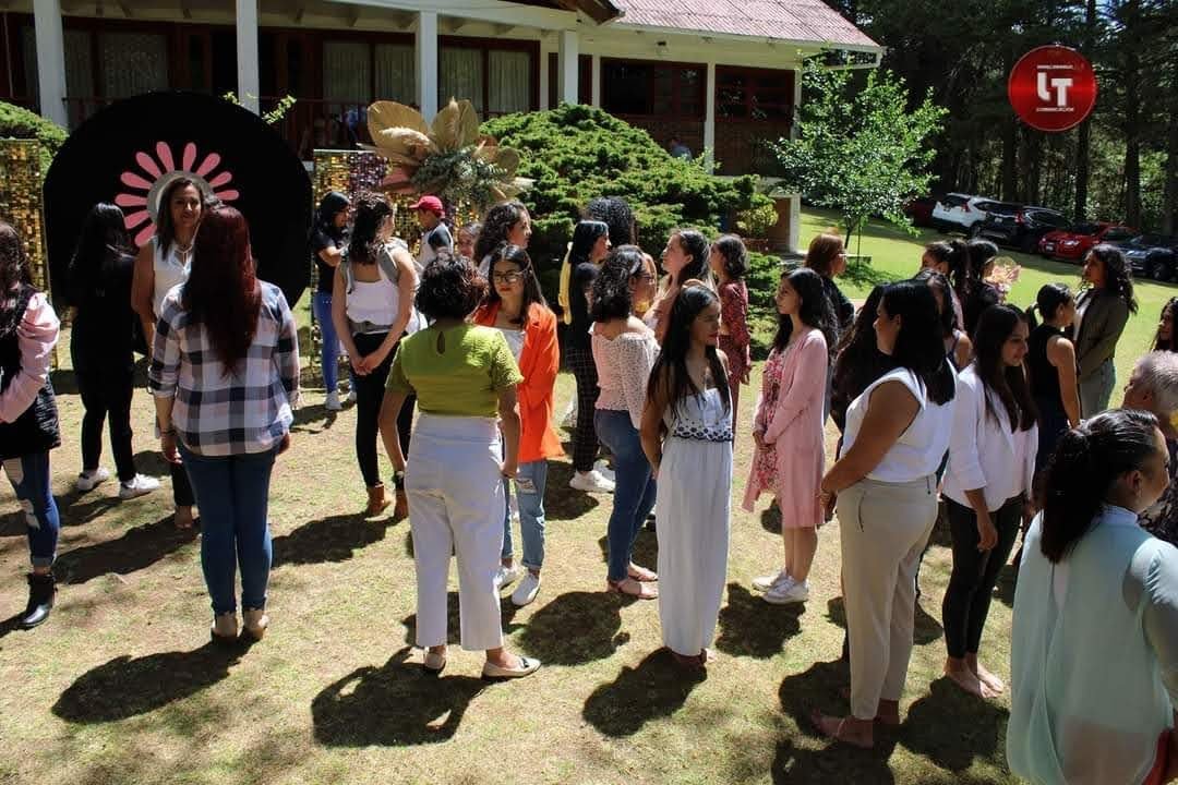 mujeres trabajando en equipo