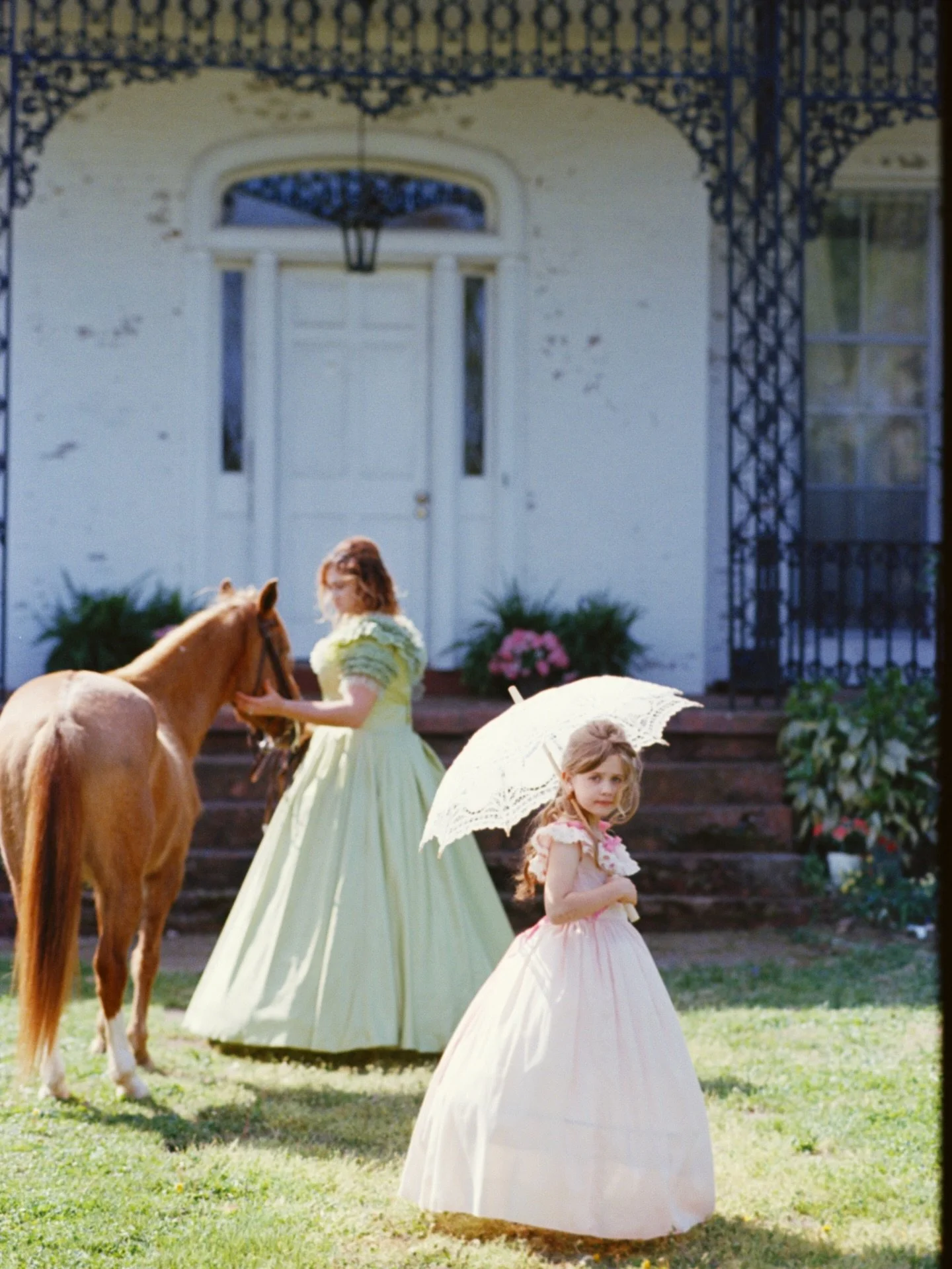 Family portraits captured on film .𖥔 ݁ ˖ Feels fitting to share this old Kentucky home session this week 𓃗

Developed by @abandonedcameras