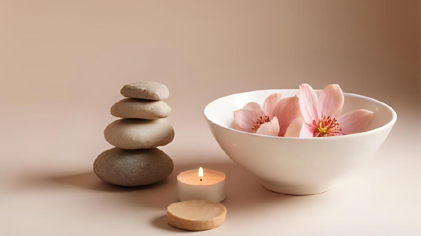 Stein-Stapel, Teelicht, weiße Schale mit rosa Blüten, auf hellem Hintergrund - The Art of Coming Back.