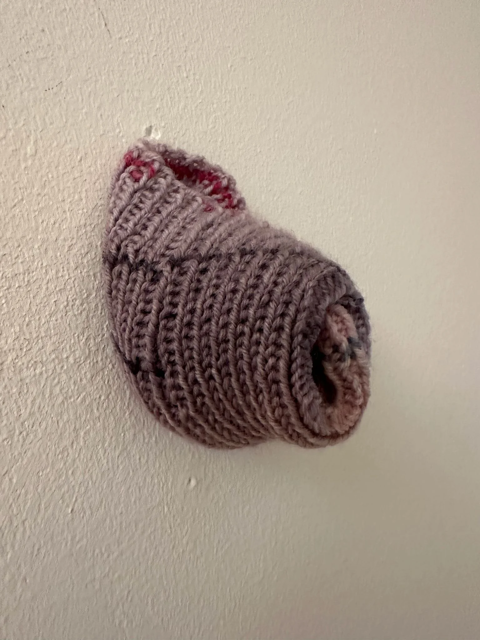 "Bulb", knitting sculpture, wool, 2020/2024, Project Rent