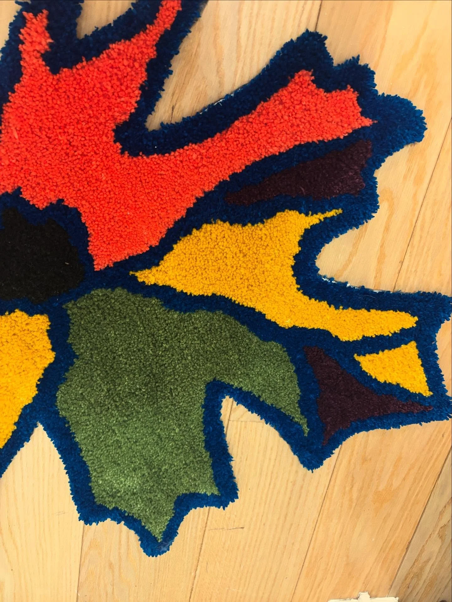 Autumn vibes 🍁🍁🍂

Plus d&rsquo;info: thefluffywooly@gmail.com

#tufting #autumn #decorhome #decoration #decodautomne