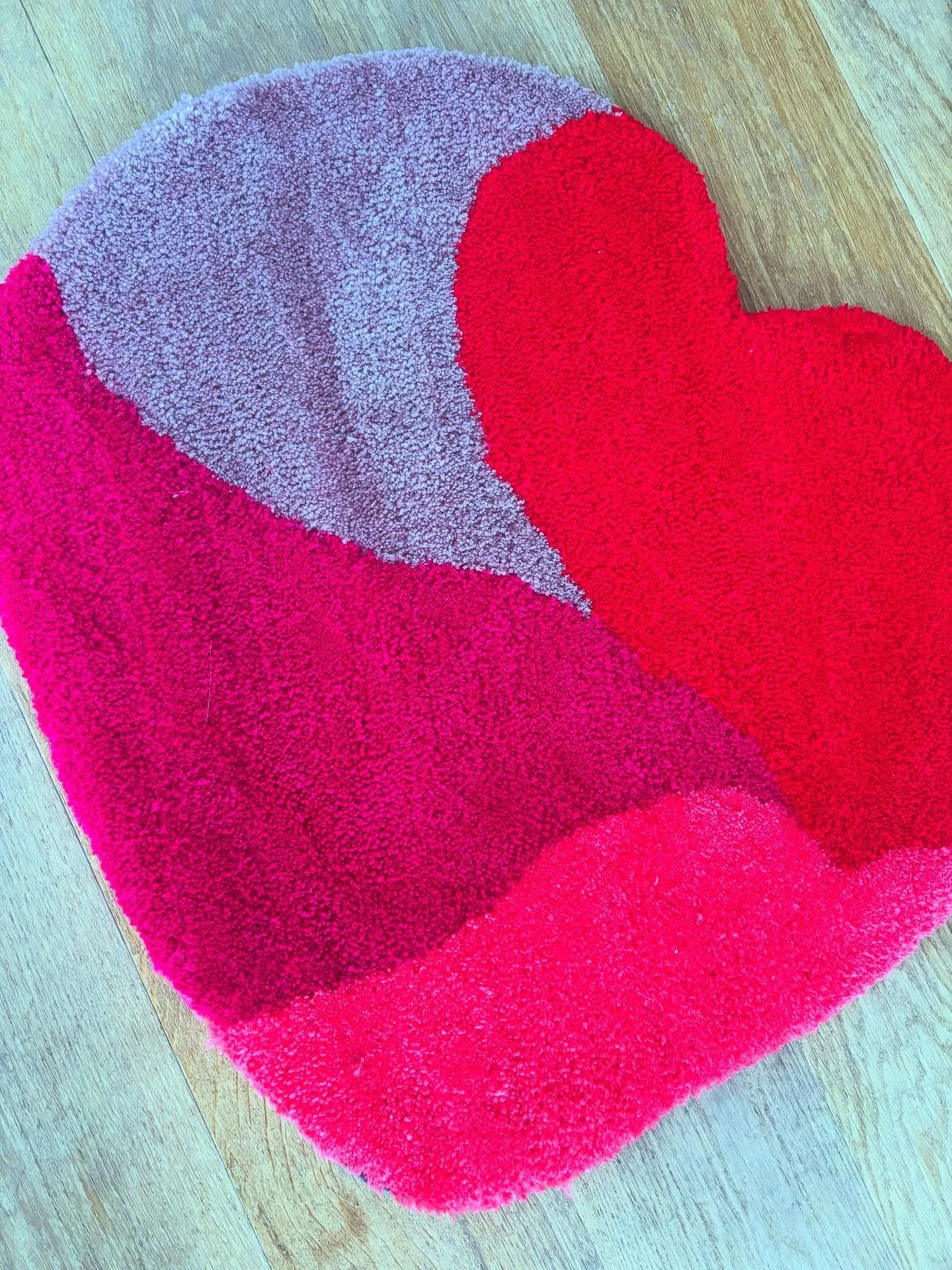 ❤️❤️

Nouveau tapis c&oelig;ur #❤️ 
Venez visiter etsy et vinted!

#coeur #love #rouge #tuft #tufted #tapis #decoration #passion #amour #rouge #decorationinterieure