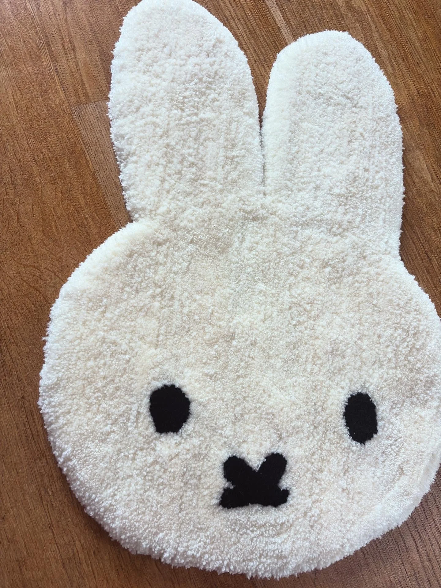 Miffy rug!

#miffy #miffystyle #deco #🐰 #tufting #homemade #laine #wool #mouton #tuftingart