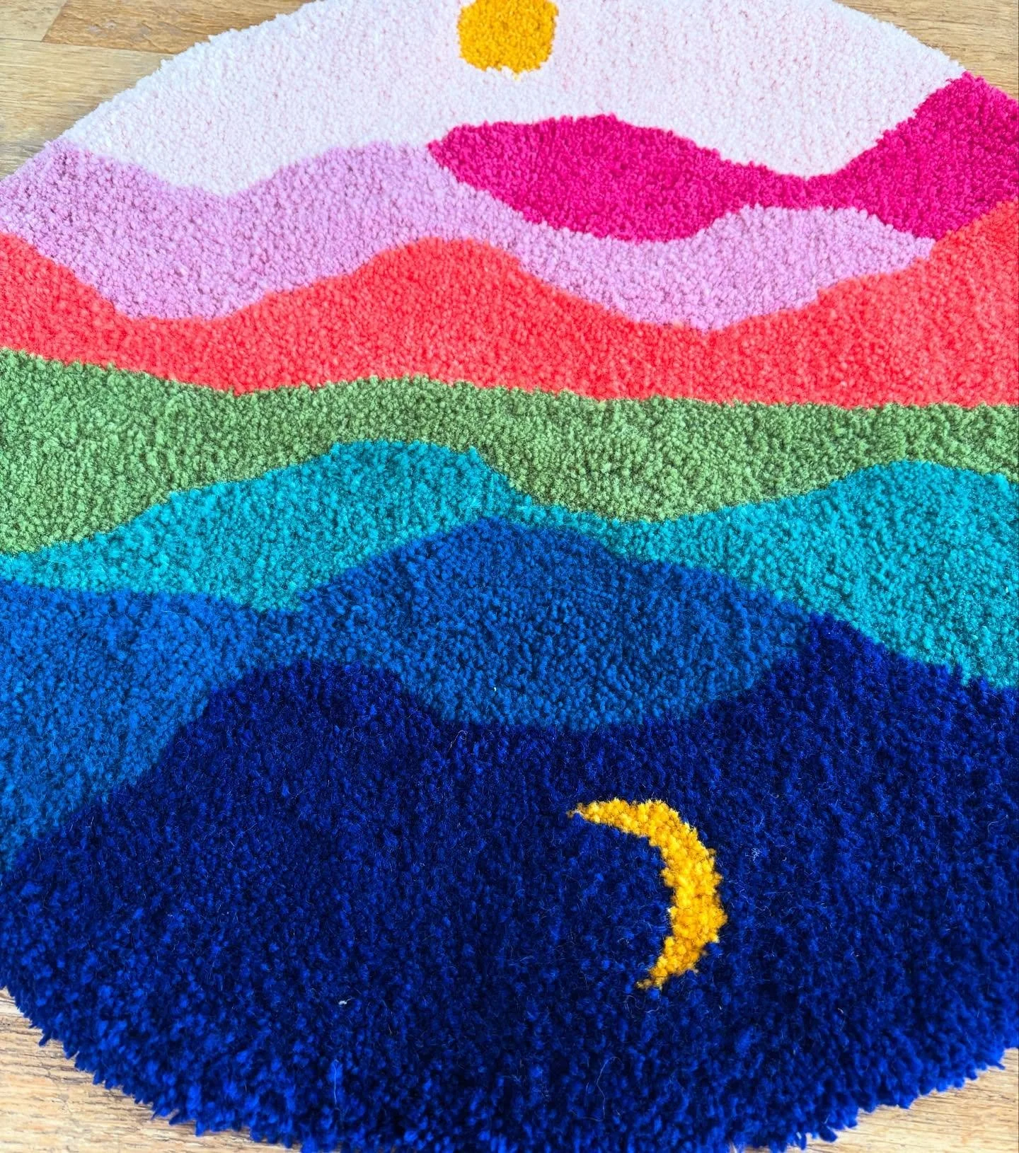 Entre terre et ciel #🌝 #☀️ 

 #tufting #ciel #lune #couleur  #rug #holistic #spirituality #sun #moon 
#tapis  #deco #decoration #homemade #homemade
