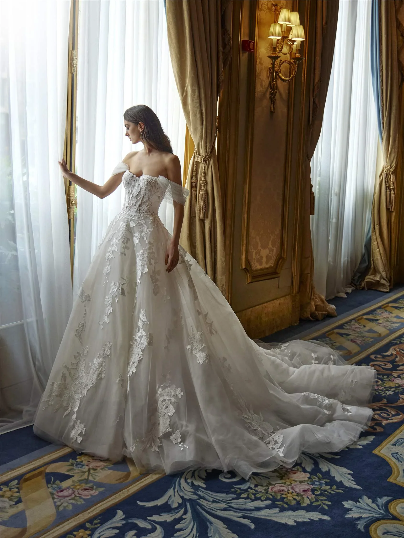 Tule and lace ballgown with a sweetheart neckline and detatchable sleeves.