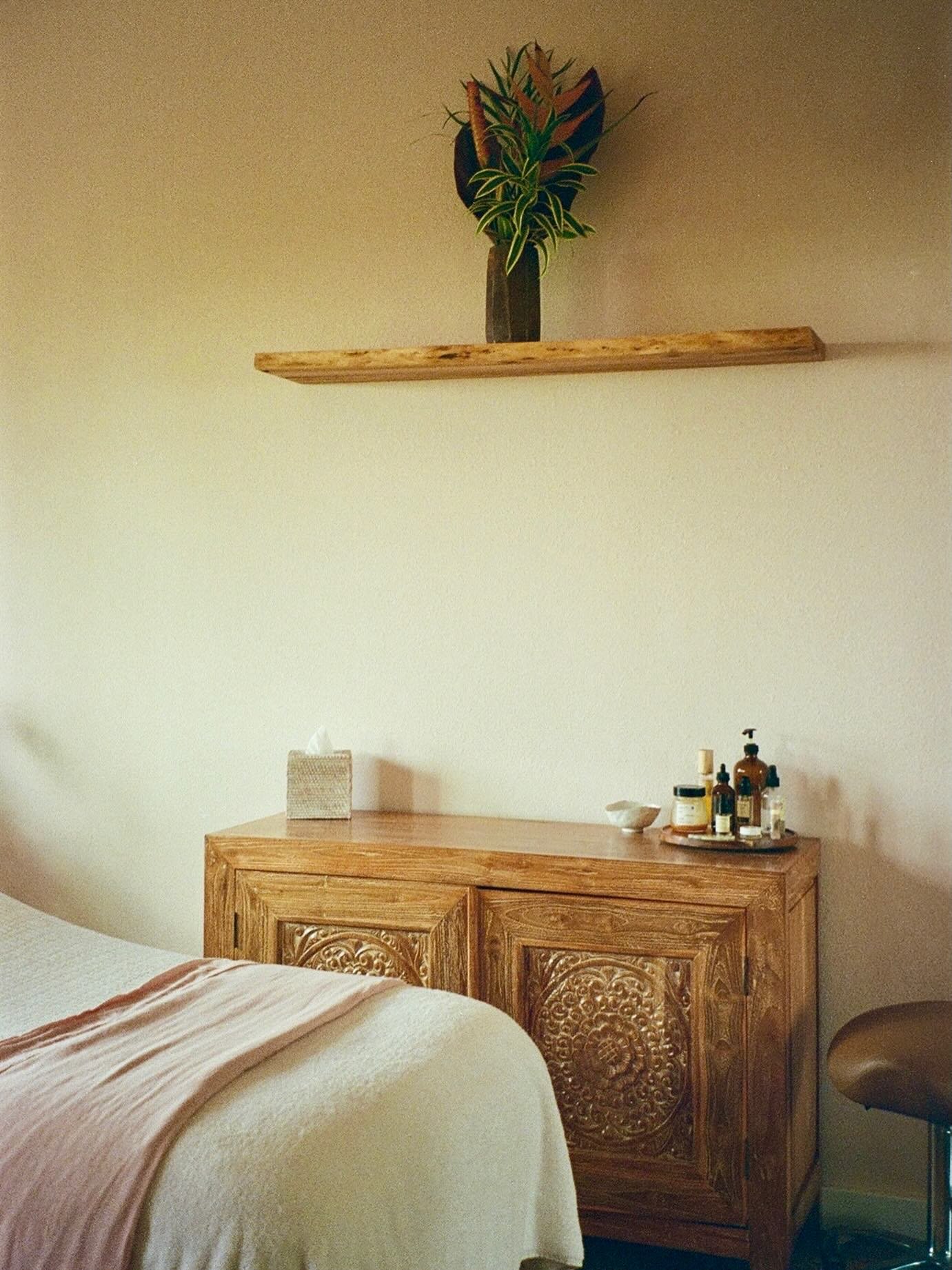 A moment for the treatment room 🎞️

6 months held in this space. 

It has provided a mutual flow of ease, nourishment, and growth. 

As the next chapter emerges I am so thankful for my time here. 

It was a dreamy conversation with Lana at Iao that 